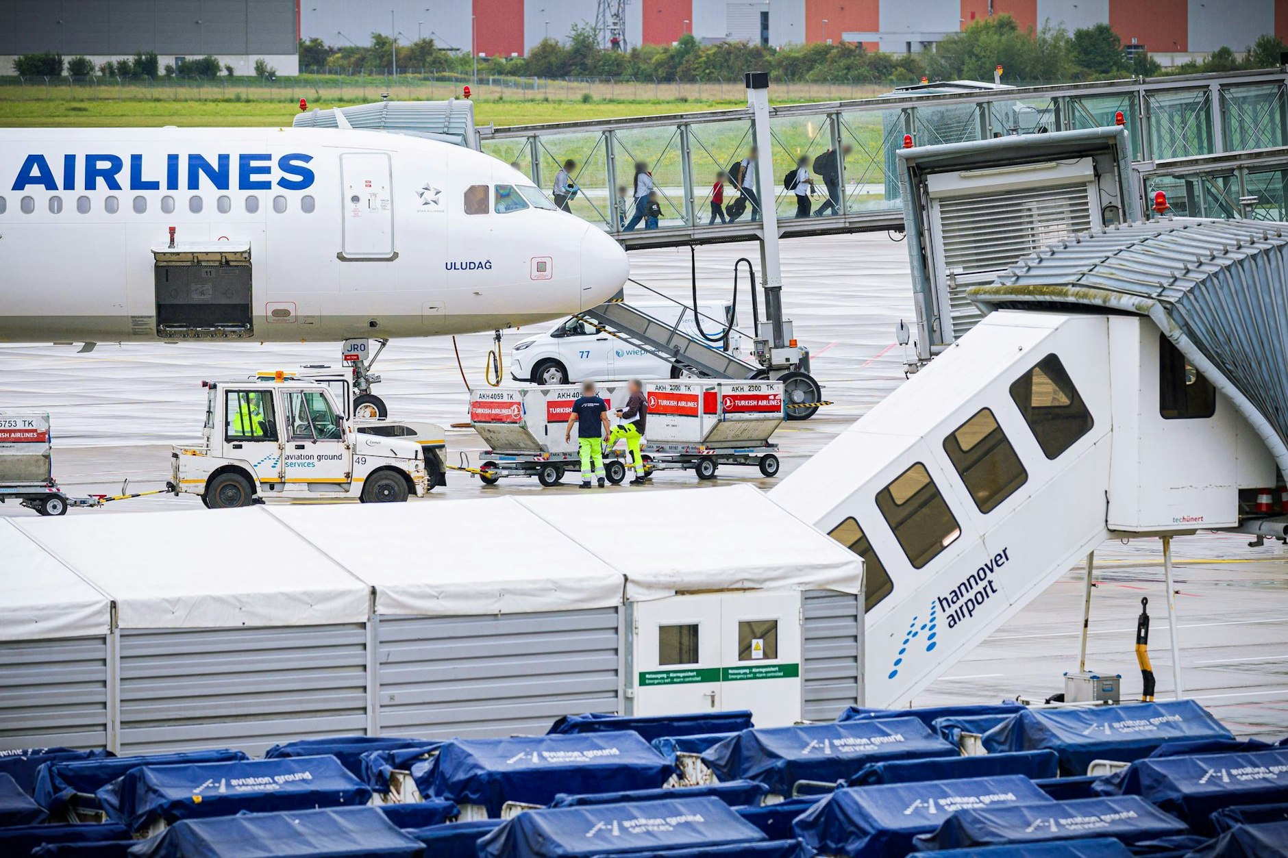 Menschen verlassen ein Flugzeug, welches zuvor auf dem Flughafen Hannover-Langenhagen gelandet ist.