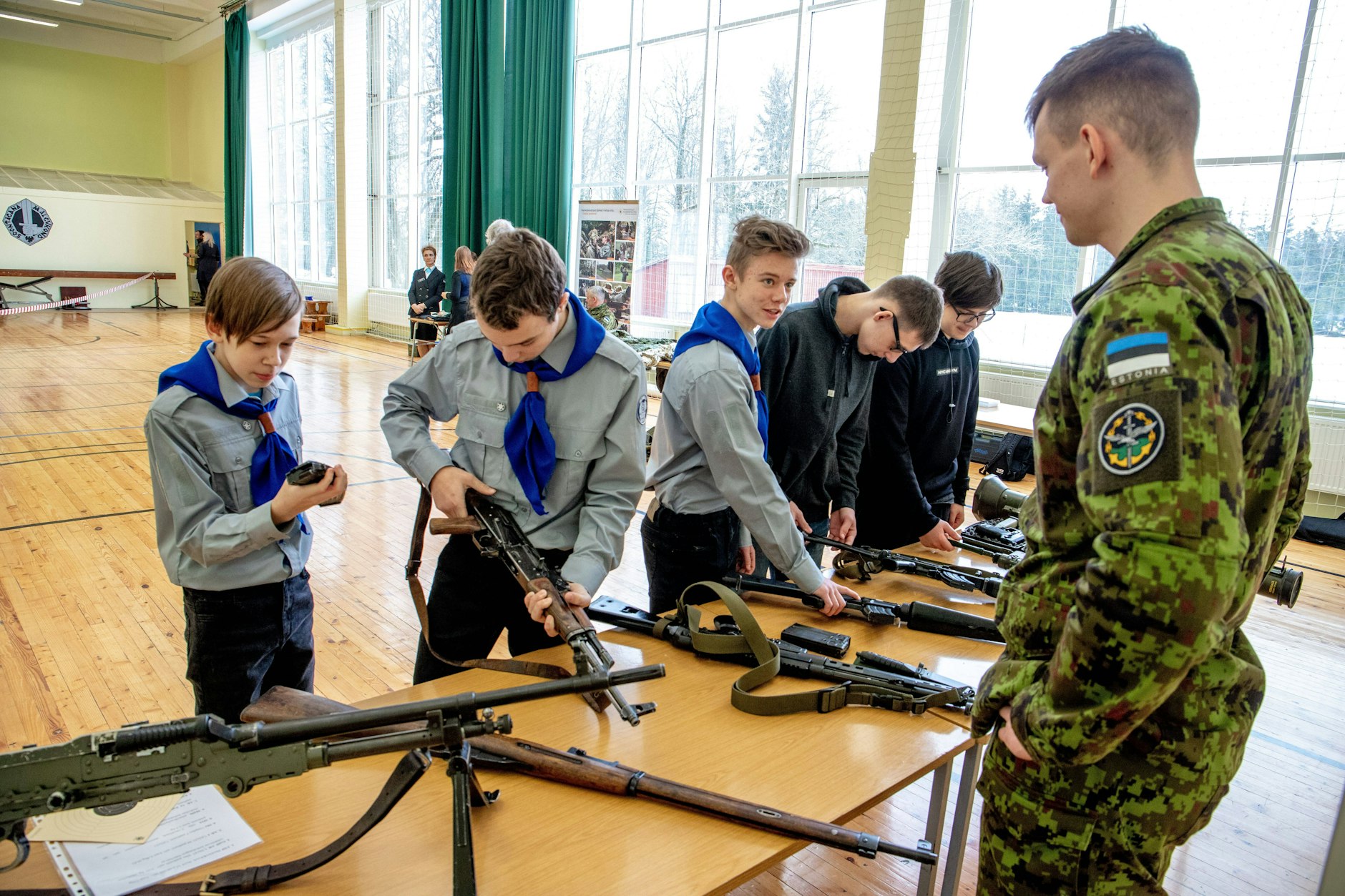 Auch die Funktionsweise von gängigen Waffengattungen und Schießstunden sind Teil der Schulbildung in Estland.