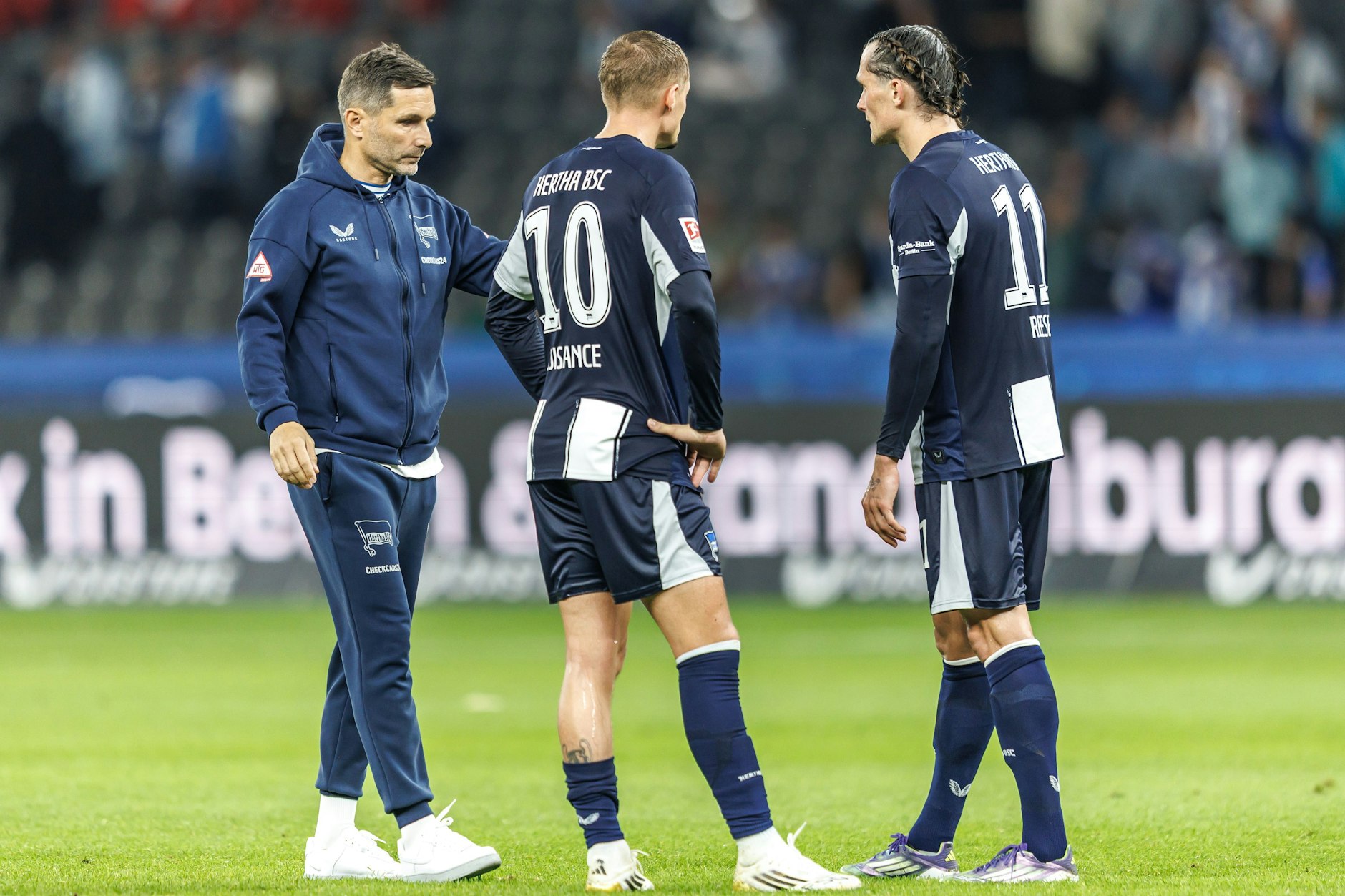 Sehen ziemlich ratlos aus: Trainer Stefan Leitl, Mickael Cuisance und Fabian Reese (v.l.) nach dem 0:2 gegen Elversberg.