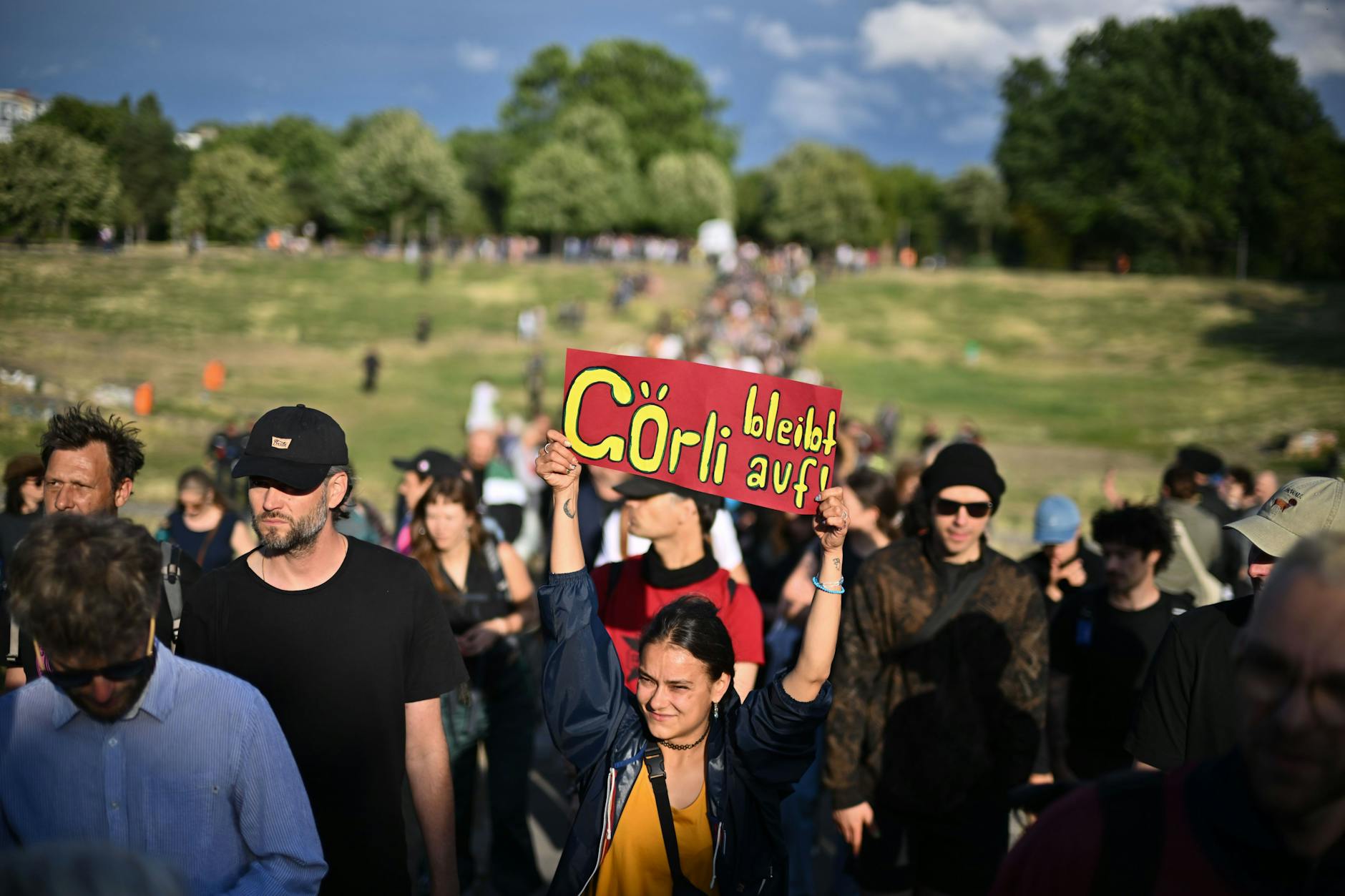 Eine Demonstration gegen den Zaunbau um den Görlitzer Park
