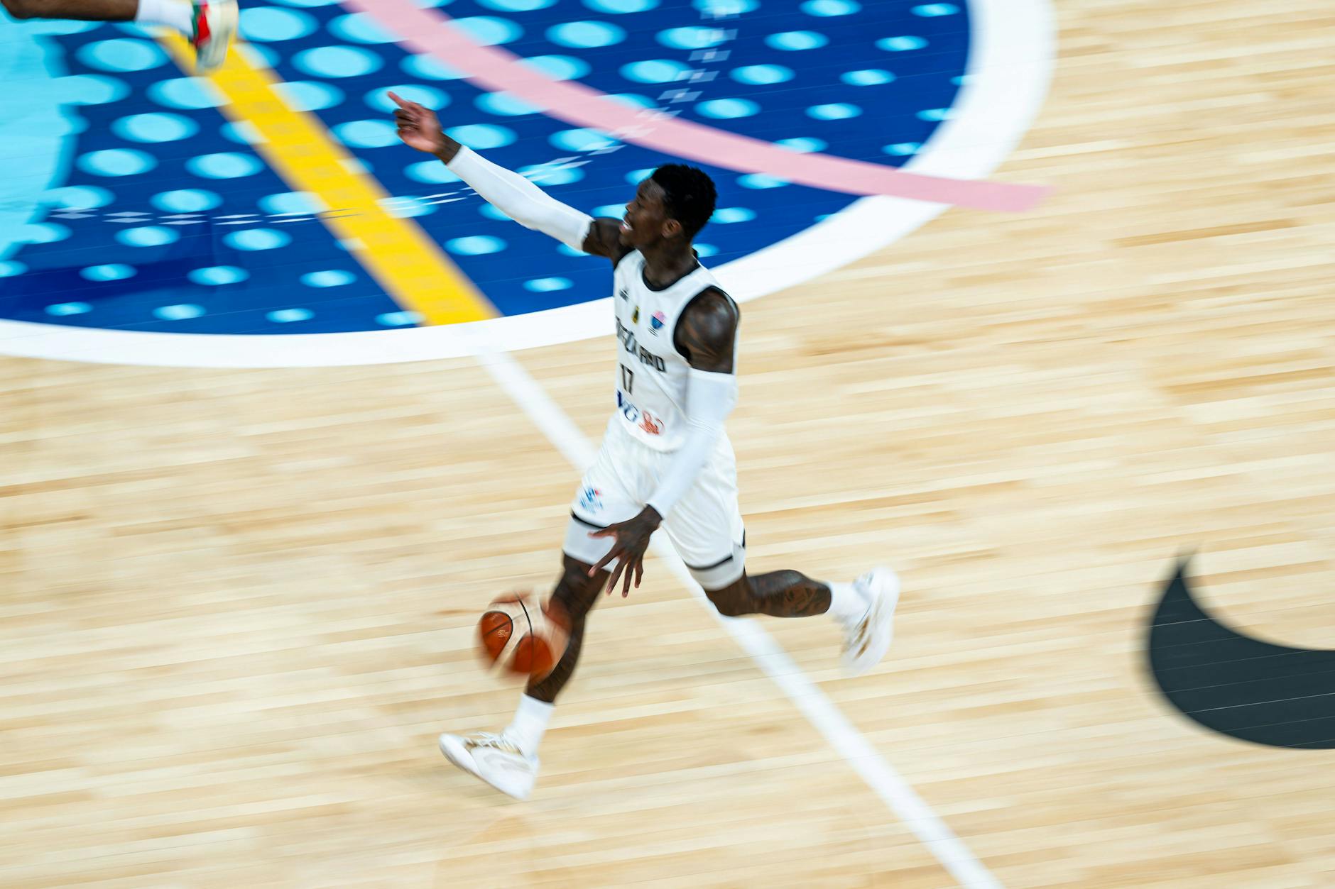 Dennis Schröder ist der Anführer der deutschen Basketball-Nationalmannschaft bei der aktuell laufenden Europameisterschaft.