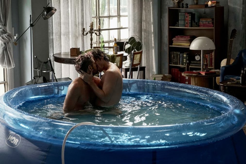 Adriano und Gabriel im Pool: Auch „Alles was brennt“ läuft auf dem Queerfilmfestival 2025.