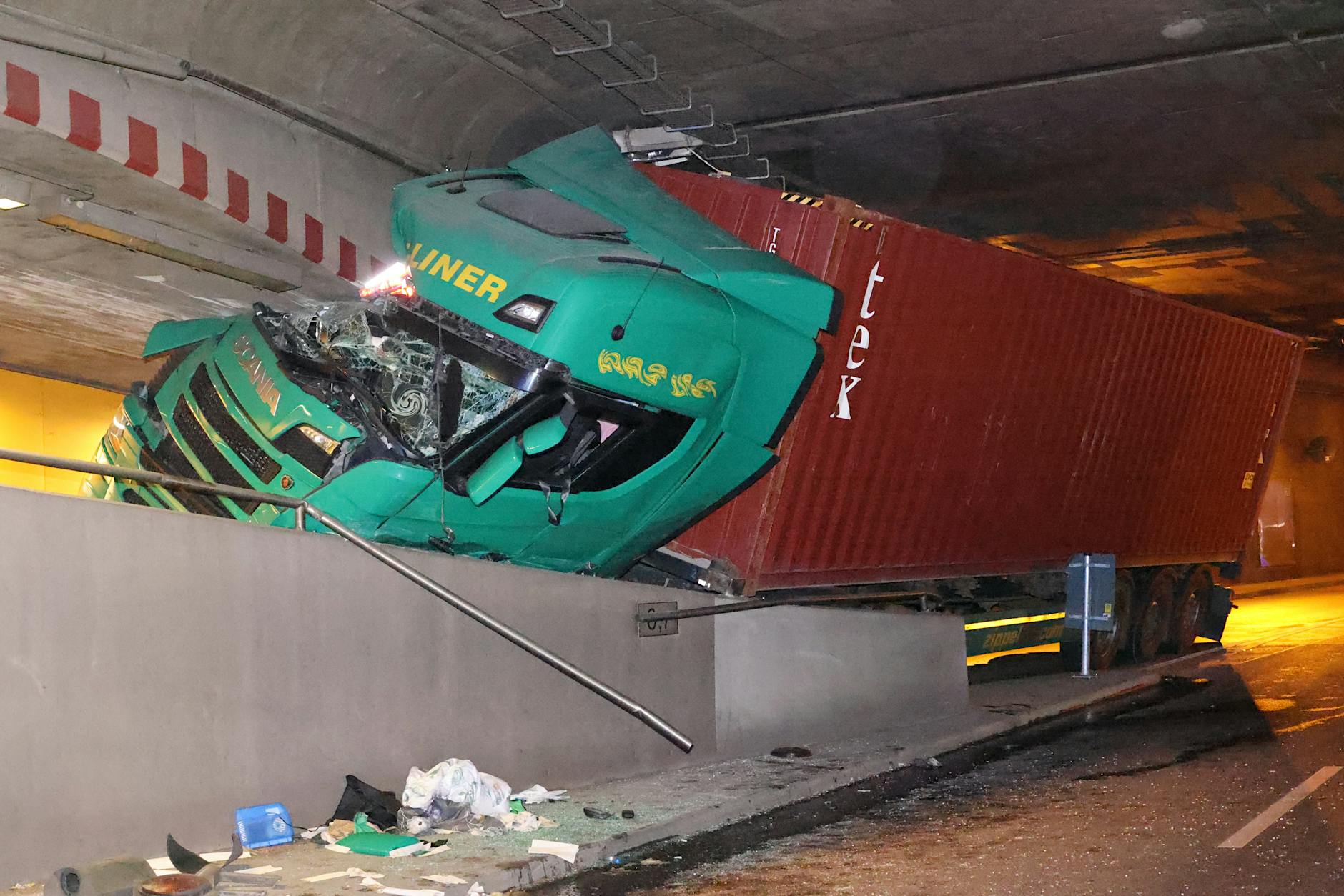 Chaos im Tiergartentunnel: Erst Lkw-Crash, dann technische Störungen