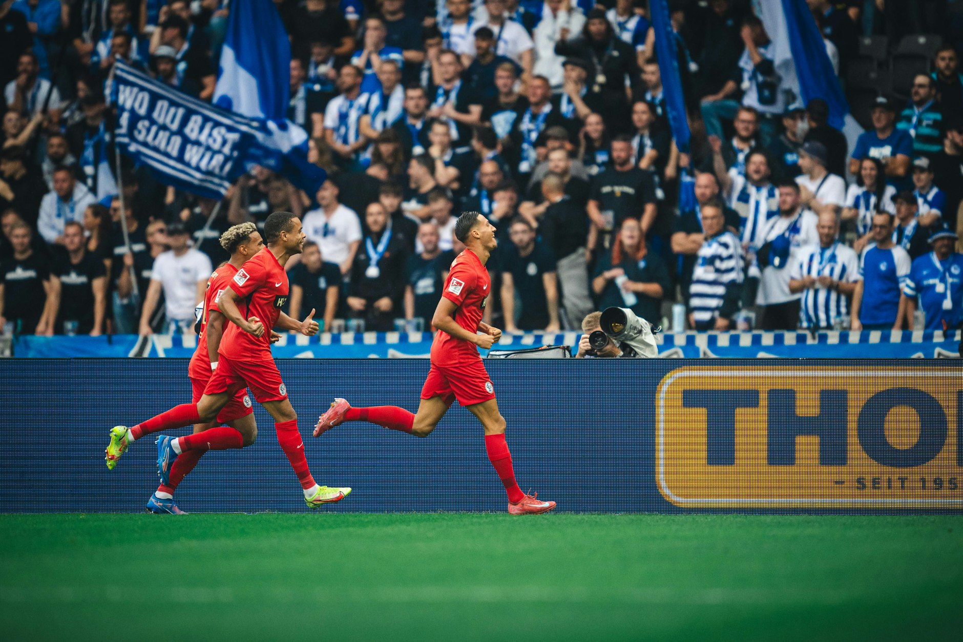Vor den Augen der Fans von Hertha BSC setzten die Spieler der SV Elversberg beim Spiel im Olympiastadion zum Torjubel an.