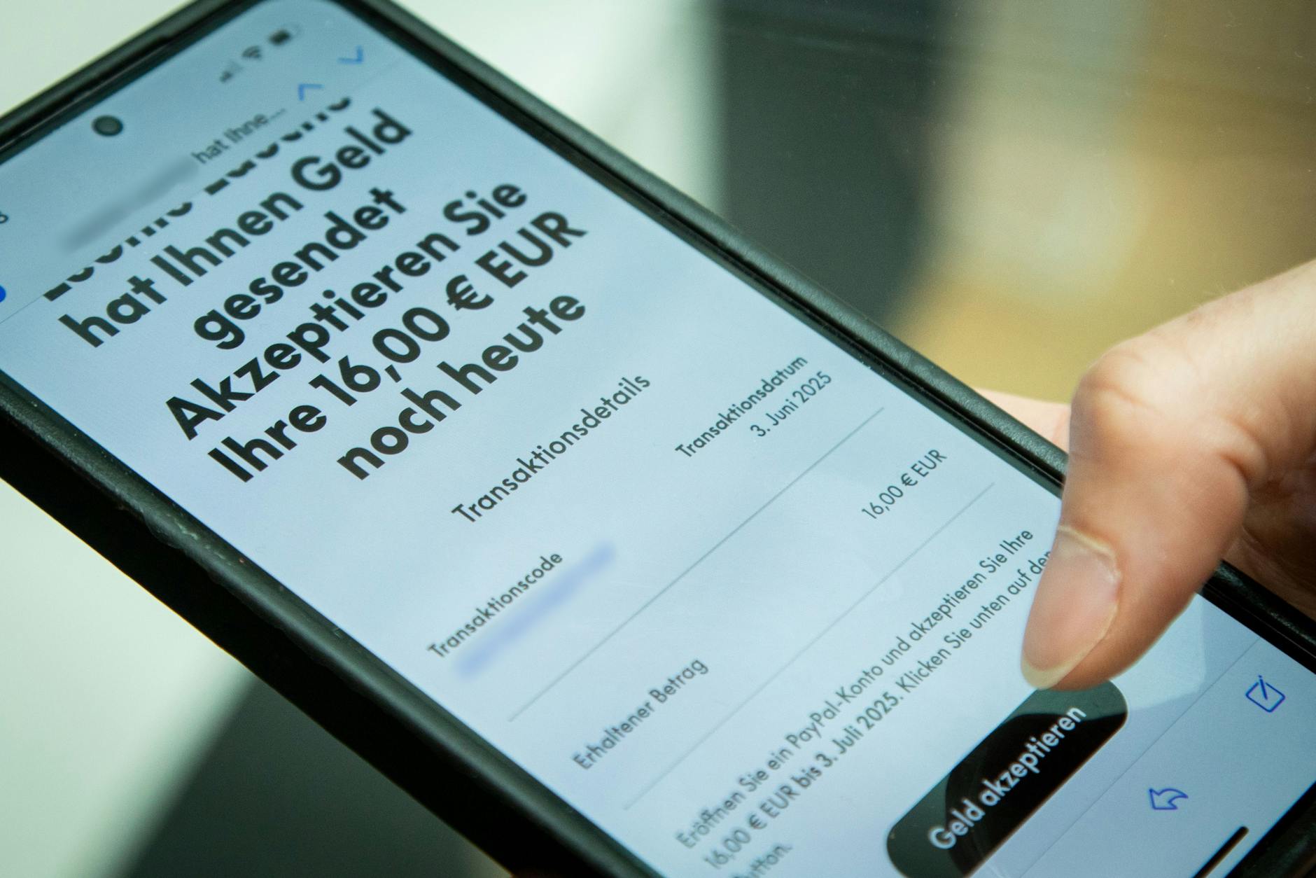Die riesige PayPal-Datenpanne zieht Betrüger an. Sie melden sich am Telefon als Bankmitarbeiter, als Inkasso-Unternehmen oder lassen den Sprachcomputer laufen.