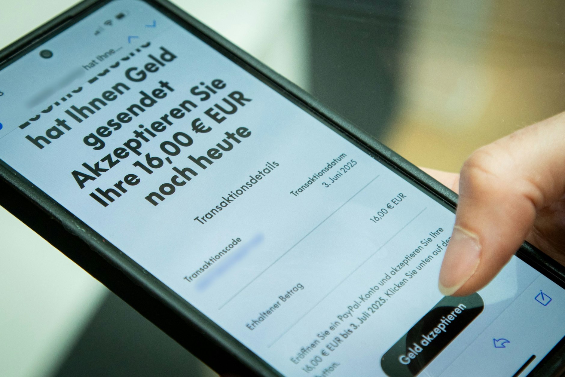 Die riesige PayPal-Datenpanne zieht Betrüger an. Sie melden sich am Telefon als Bankmitarbeiter, als Inkasso-Unternehmen oder lassen den Sprachcomputer laufen.