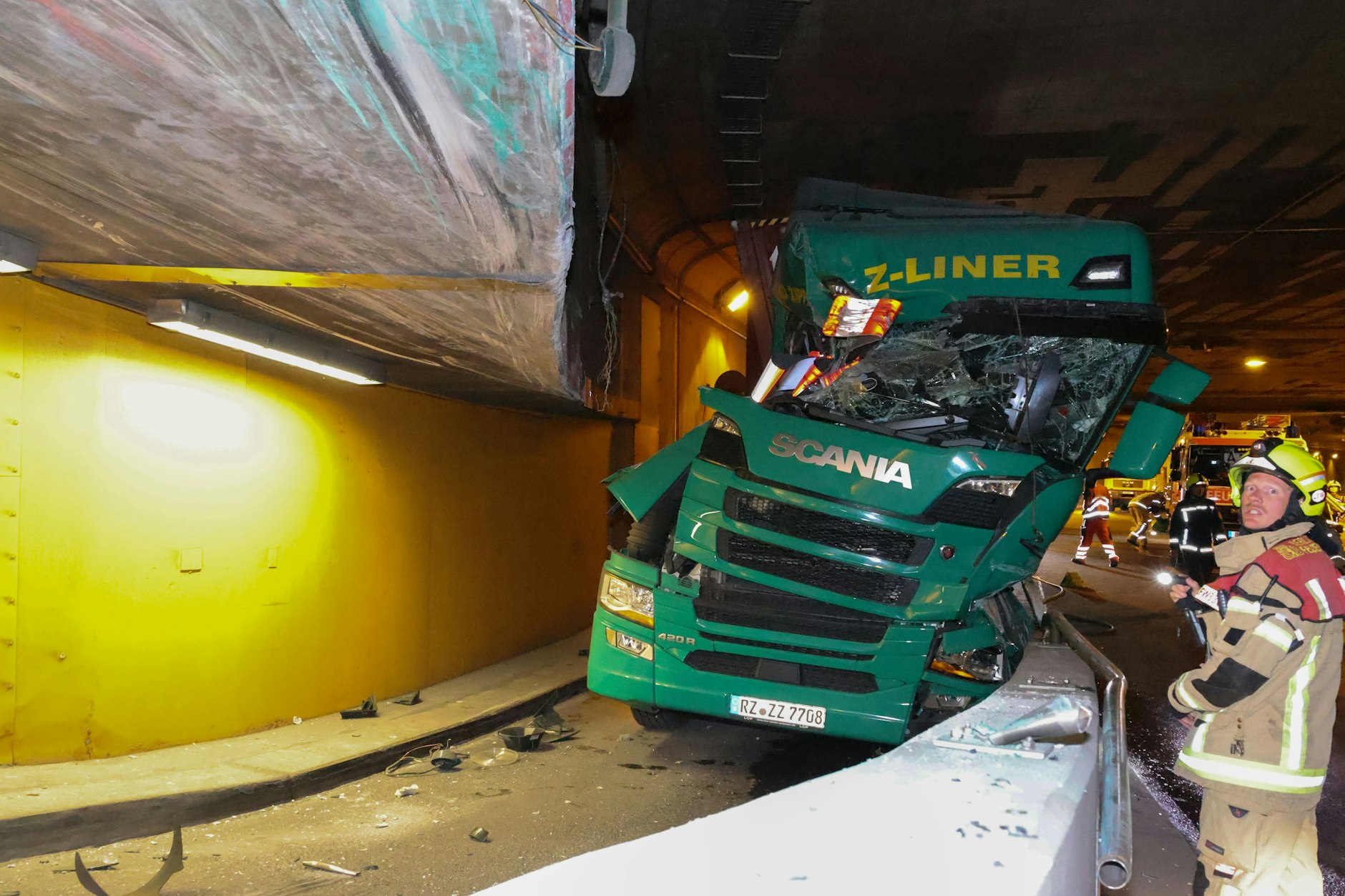 Am Montagabend ist ein LKW im Berliner Tiergartentunnel stecken geblieben.