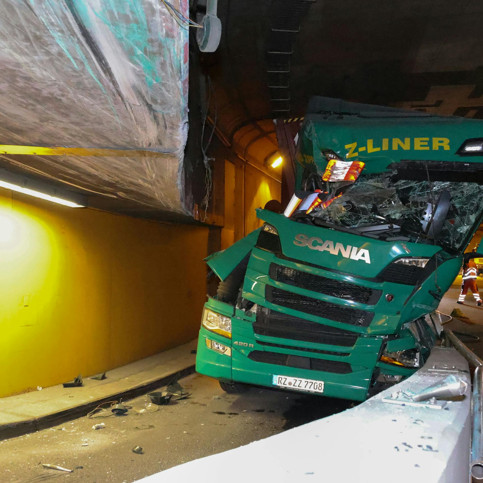 Image - Schwerer LKW-Unfall: Tiergartentunnel Richtung Moabit bis auf Weiteres gesperrt