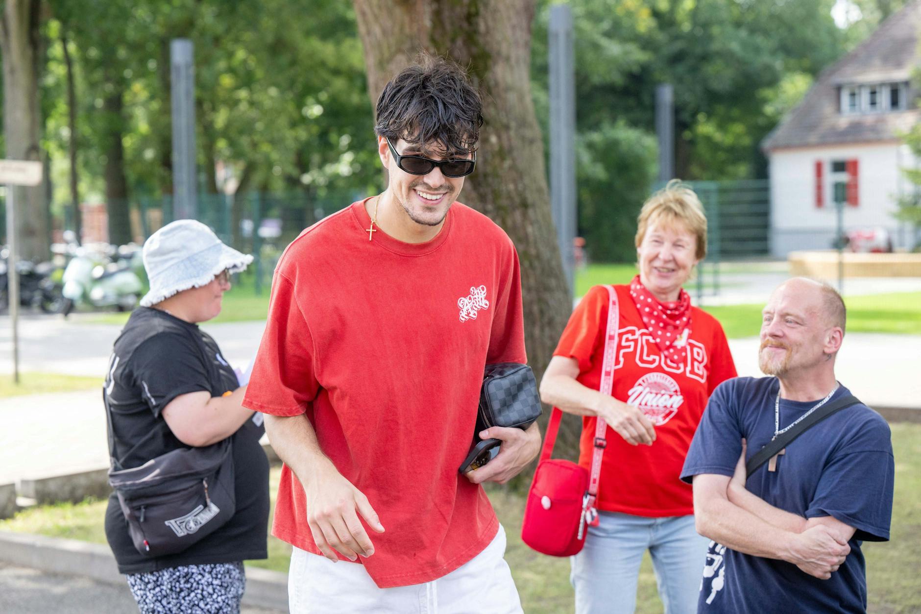 Diogo Leite lacht am letzten Tag der Transferperiode in die Kamera, im Hintergrund stehen Fans des 1. FC Union Berlin.