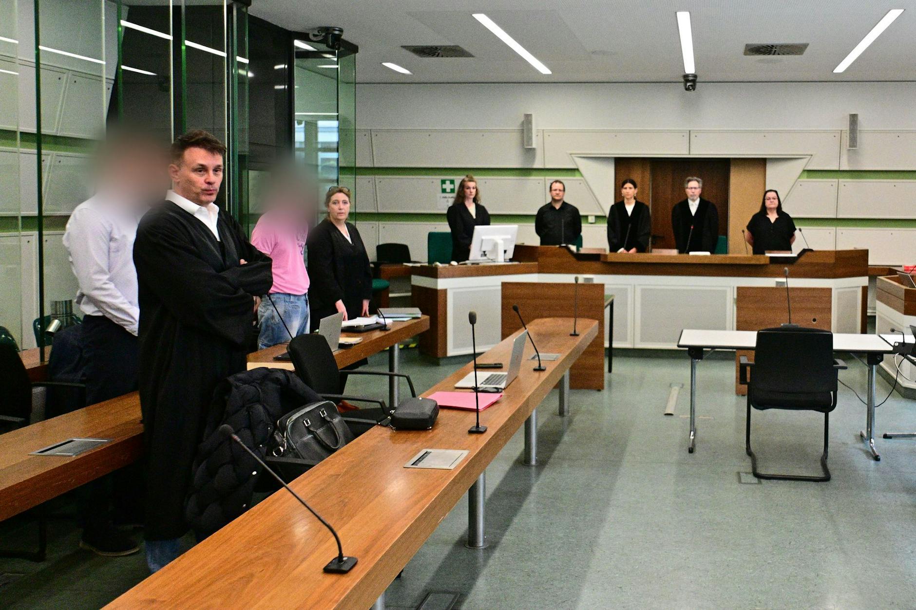 Zwei der drei Angeklagten stehen zu Prozessbeginn neben ihren Anwälten. Jetzt wurden sie verurteilt.