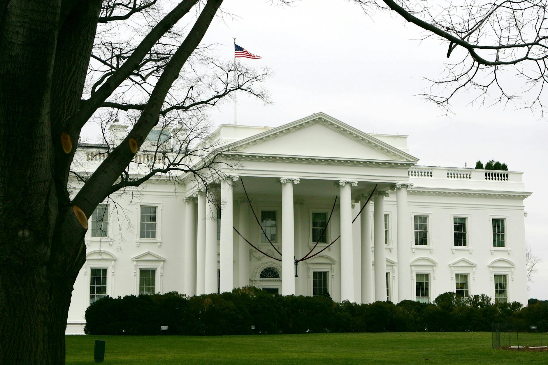 Das Weiße Haus in Washington: Hier fliegt für gewöhnlich nichts aus den insgesamt 147 Fenstern.