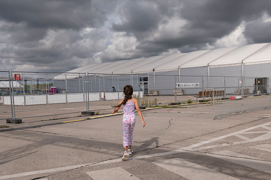 Allein auf dem Rollfeld: Mädchen im Flüchtlingslager auf dem Gelände des ehemaligen Flughafens Tegel