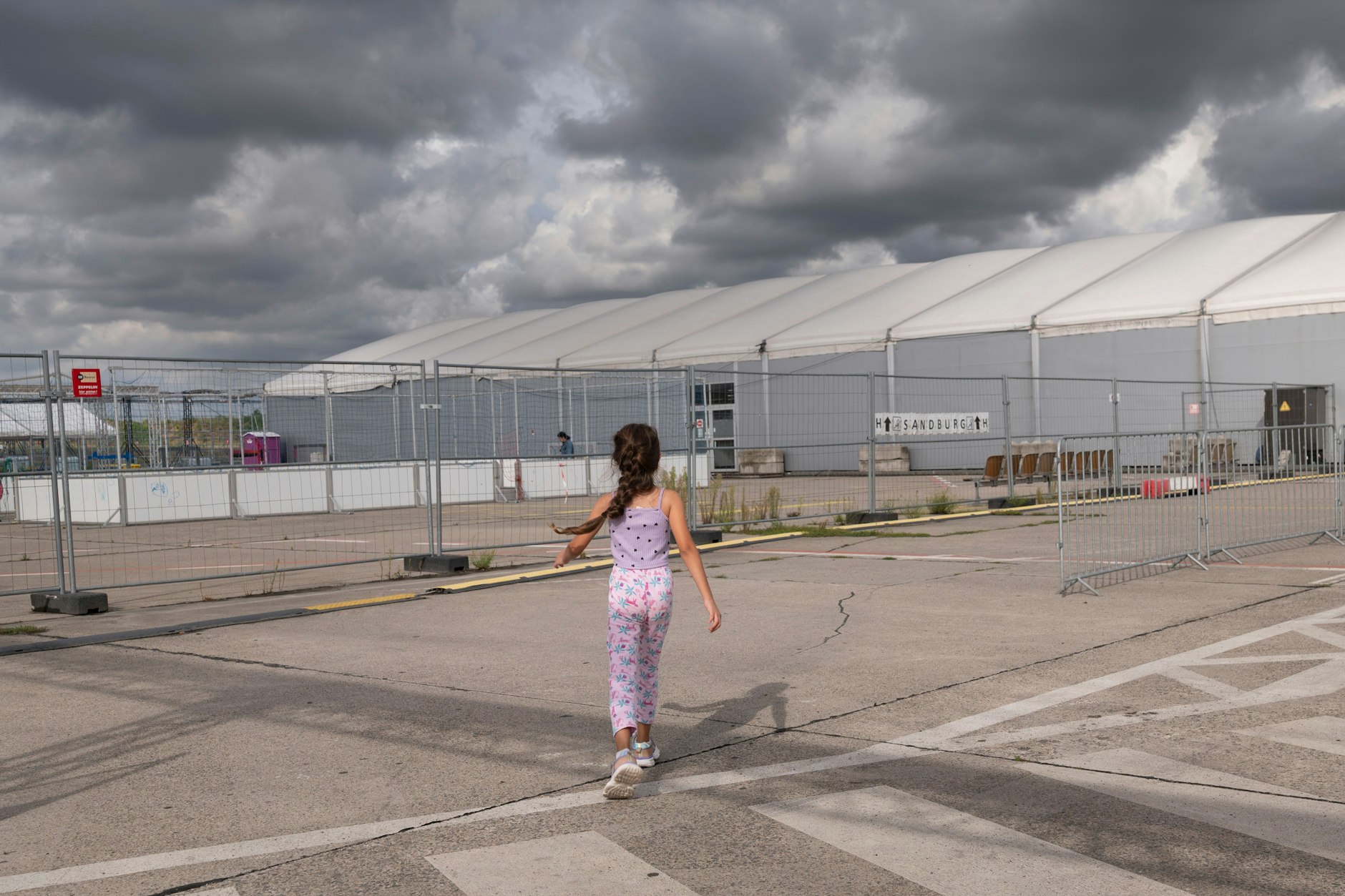 Allein auf dem Rollfeld: Mädchen im Flüchtlingslager auf dem Gelände des ehemaligen Flughafens Tegel