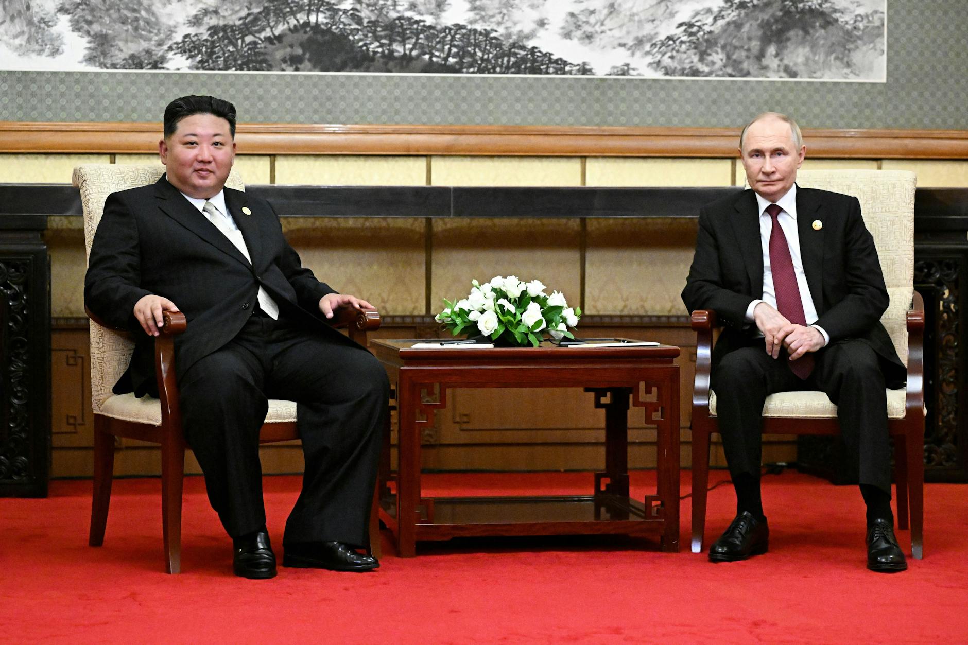 Der russische Präsident Wladimir Putin und Nordkoreas Machthaber Kim Jong-un bei ihrem Treffen im Diaoyutai-Staatsgästehaus in Peking.