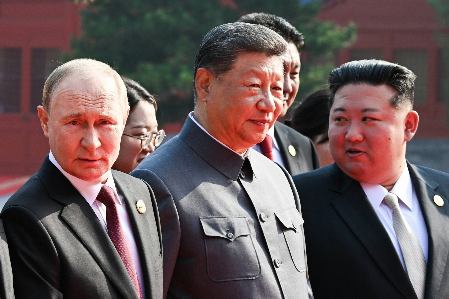 Der russische Präsident Wladimir Putin (l.), Chinas Staatschef Xi Jinping und Nordkoreas Machthaber Kim Jong-un (r.)