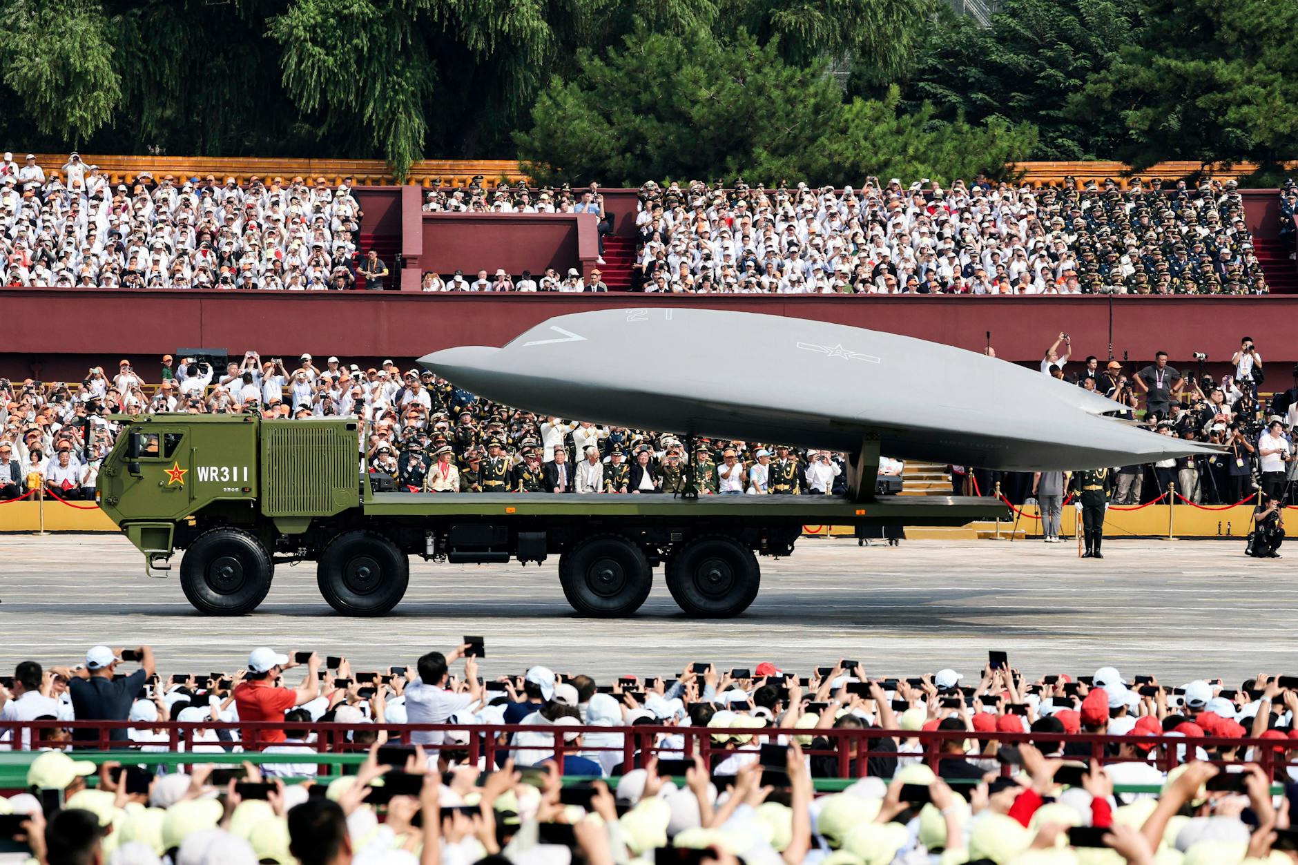 Vor Tausenden Zuschauern erklärte Xi Jinping, Chinas Volk stehe auf der „richtigen Seite der Geschichte“, und inspizierte in einer Limousine Truppen und Hightech-Waffen.