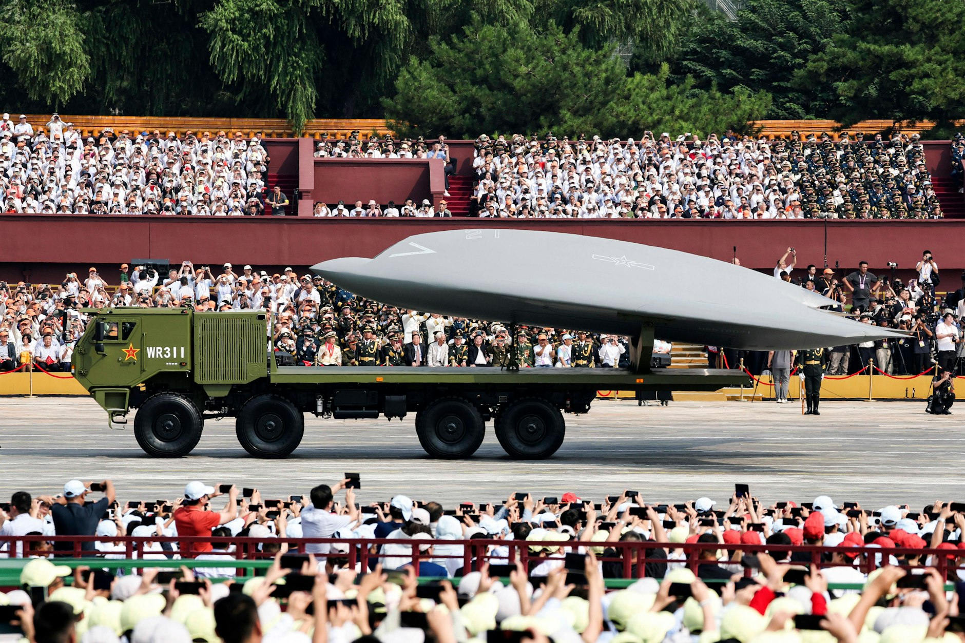 Vor Tausenden Zuschauern erklärte Xi Jinping, Chinas Volk stehe auf der „richtigen Seite der Geschichte“, und inspizierte in einer Limousine Truppen und Hightech-Waffen.