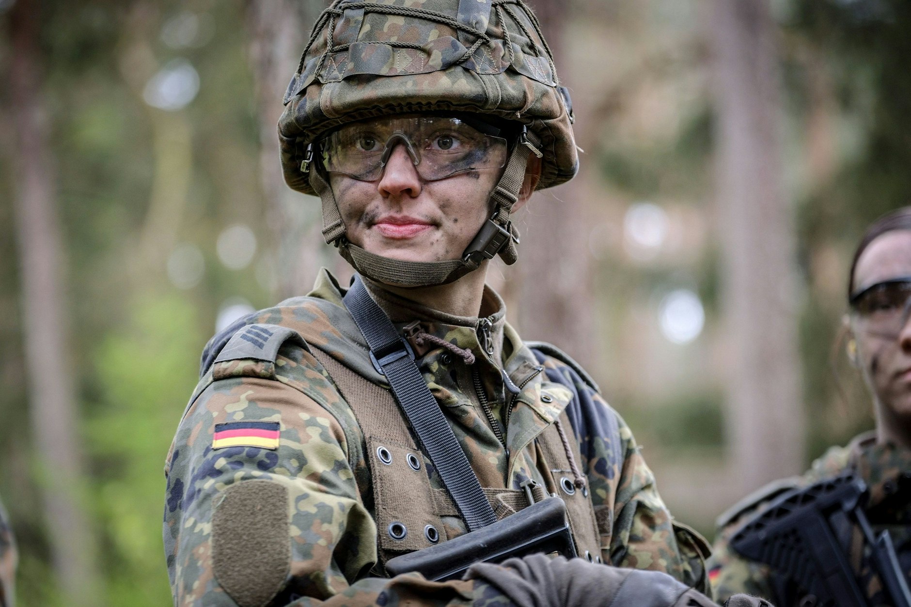 Eine Soldatin der Bundeswehr während der Spezialgrundausbildung auf dem Truppenübungsplatz Munster Nord.