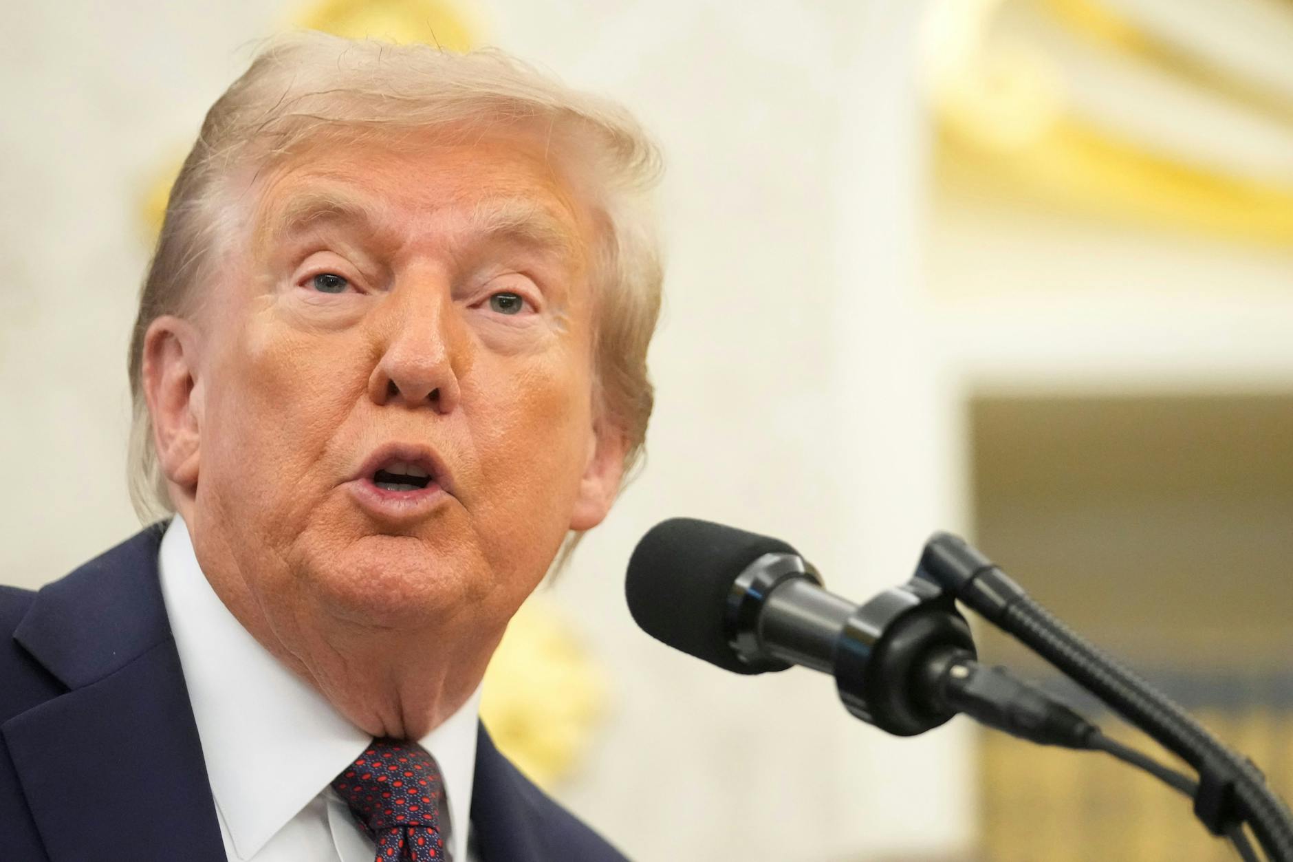 US-Präsident Donald Trump spricht zu Journalisten.