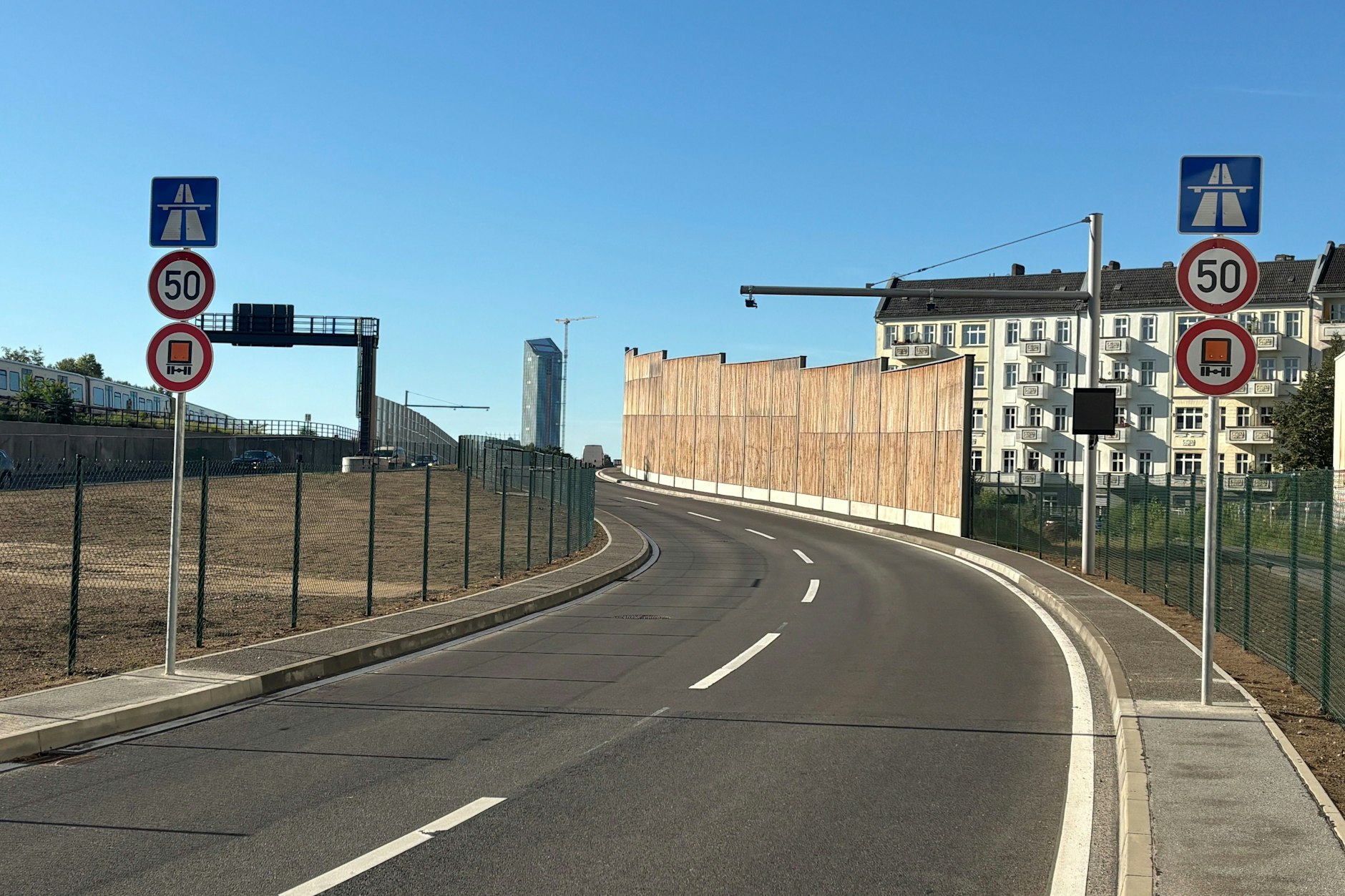 Erst gilt Tempo 50, später Tempo 80: Der Beginn der neuen Autobahn von Treptow nach Neukölln. Am Mittwochvormittag bleibt die Fahrbahn immer wieder leer. Doch nebenan gibt es Staus.