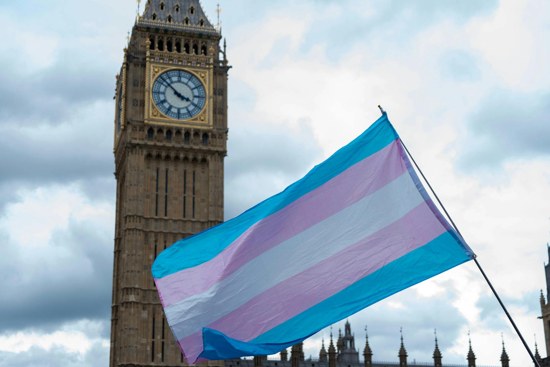 London: Eine Transgender-Flagge weht vor dem Big Ben.