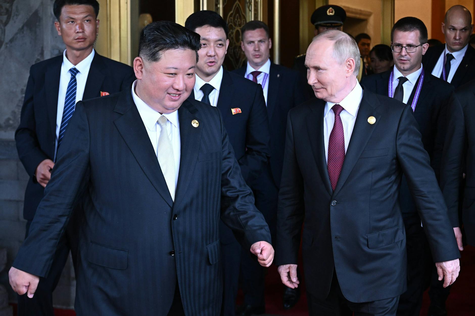Kim Jong-un (l.) sicherte dem russischen Präsidenten Wladimir Putin (r.) seine Unterstützung zu.