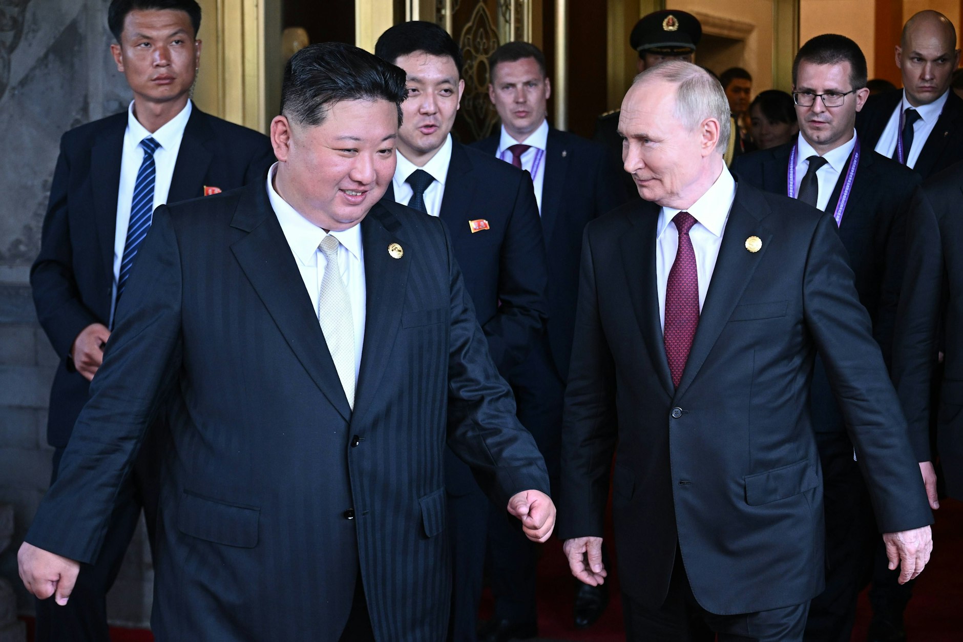 Kim Jong-un (l.) sicherte dem russischen Präsidenten Wladimir Putin (r.) seine Unterstützung zu.
