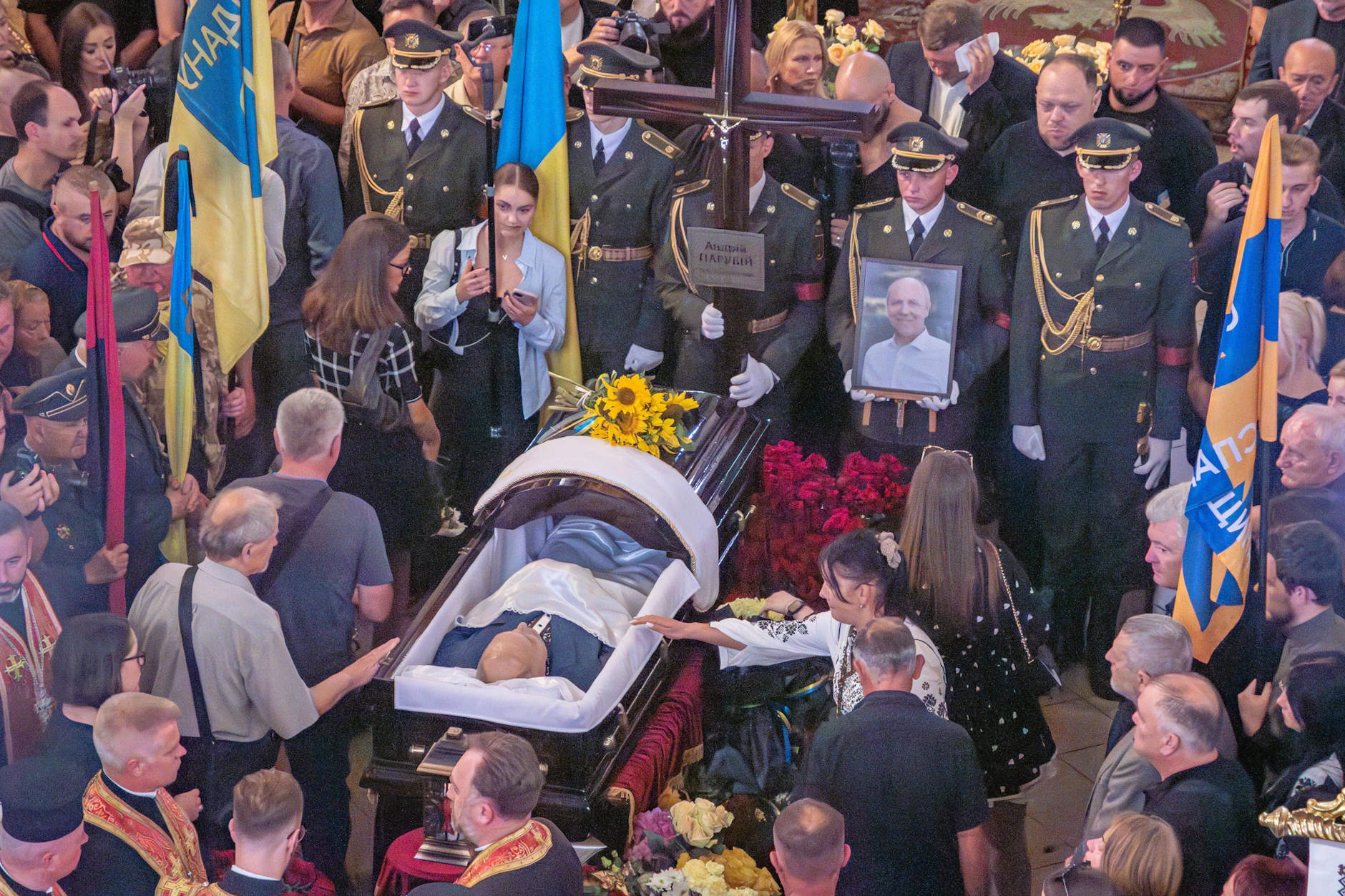 Tausende Ukrainer kamen zur Beerdigung des Politikers Andrij Parubij in Lwiw.