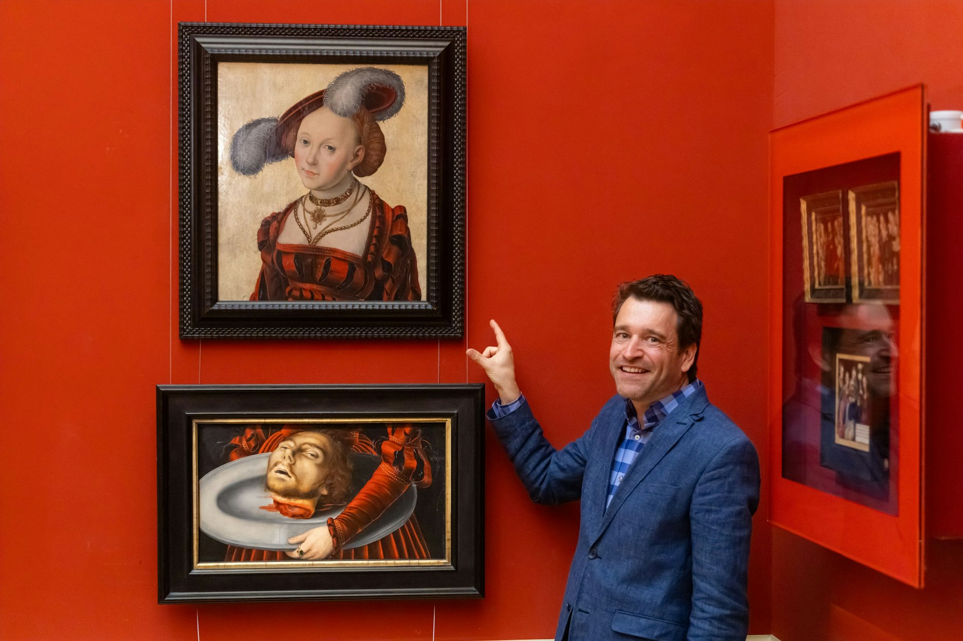 Timo Trümper, Sammlungsdirektor der Friedenstein-Stiftung Gotha, zeigt im Altdeutschen Saal des Herzoglichen Museums die beiden Fragmente des Gemäldes „Die zersägte Salome“.