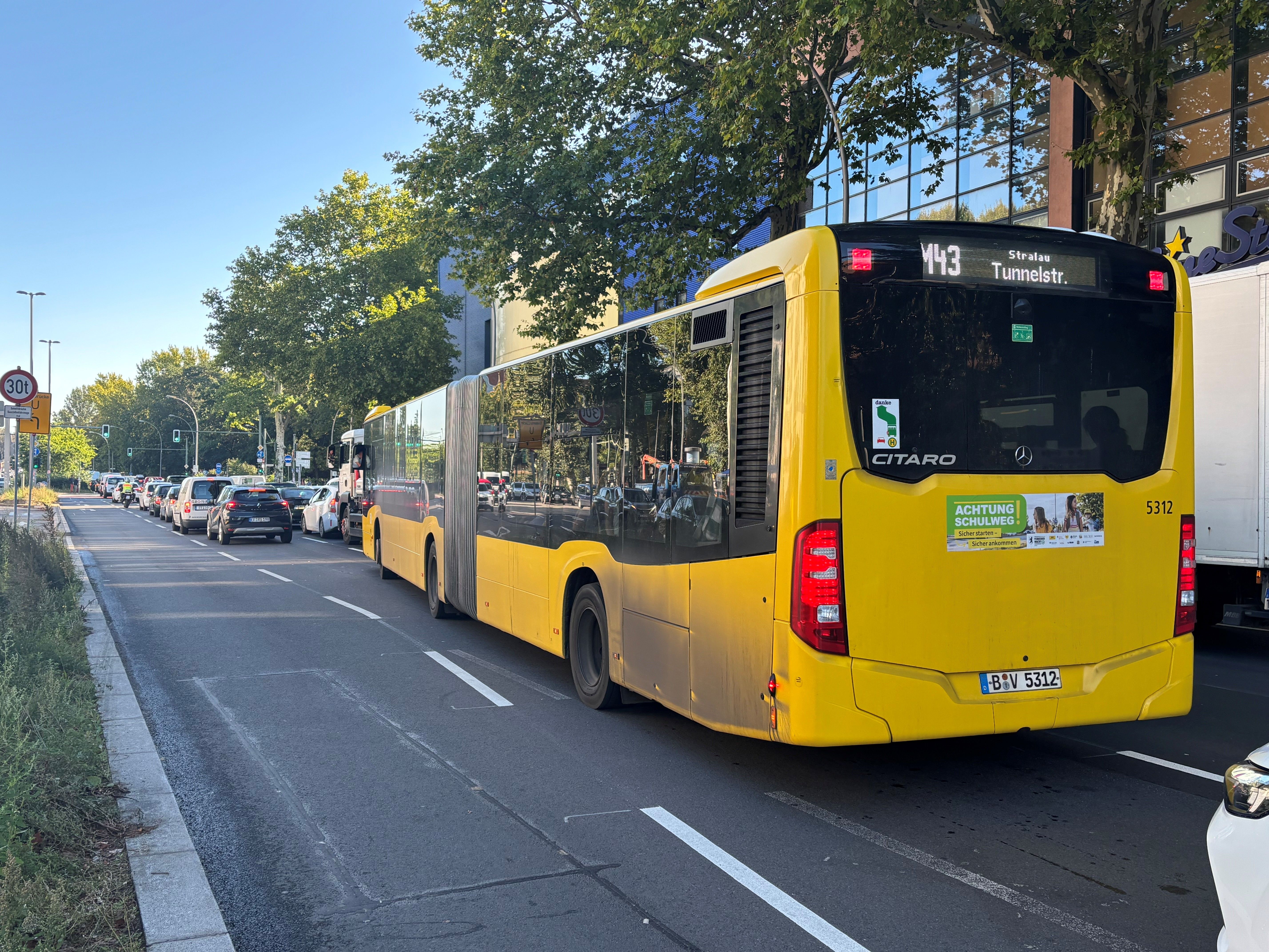 Image - BVG: So leiden Fahrgäste unter dem Chaos an der A100 in Treptow