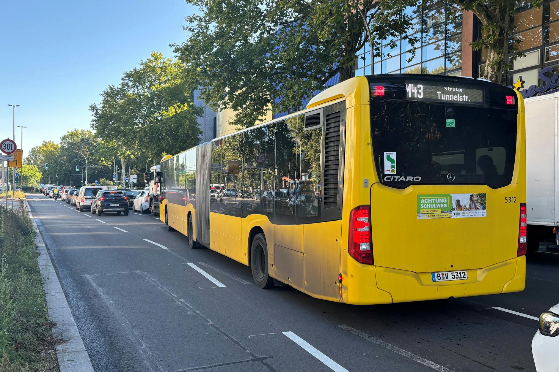 Ausgebremst: Ein BVG-Bus steht am Mittwochvormittag auf der Elsenstraße in Treptow im Stau vor der Elsenbrücke. Gegen 12 Uhr stellt die BVG den M43 auf diesem Abschnitt erneut ein.
