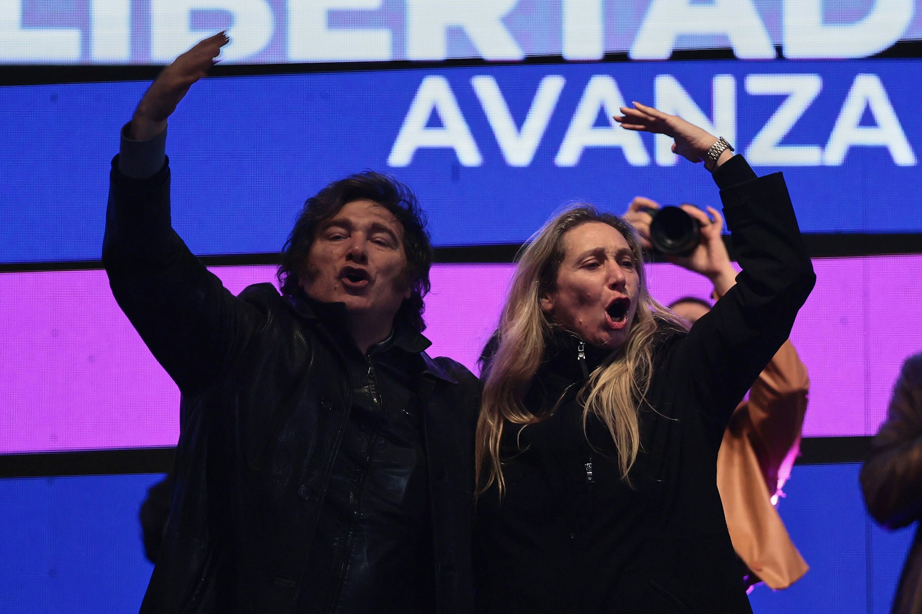 Mächtiges Geschwisterpaar: der argentinische Präsident Javier Milei (l.) und die Generalsekretärin seiner Präsidentschaft Karina Milei bei einer Wahlkampfveranstaltung am Mittwoch.