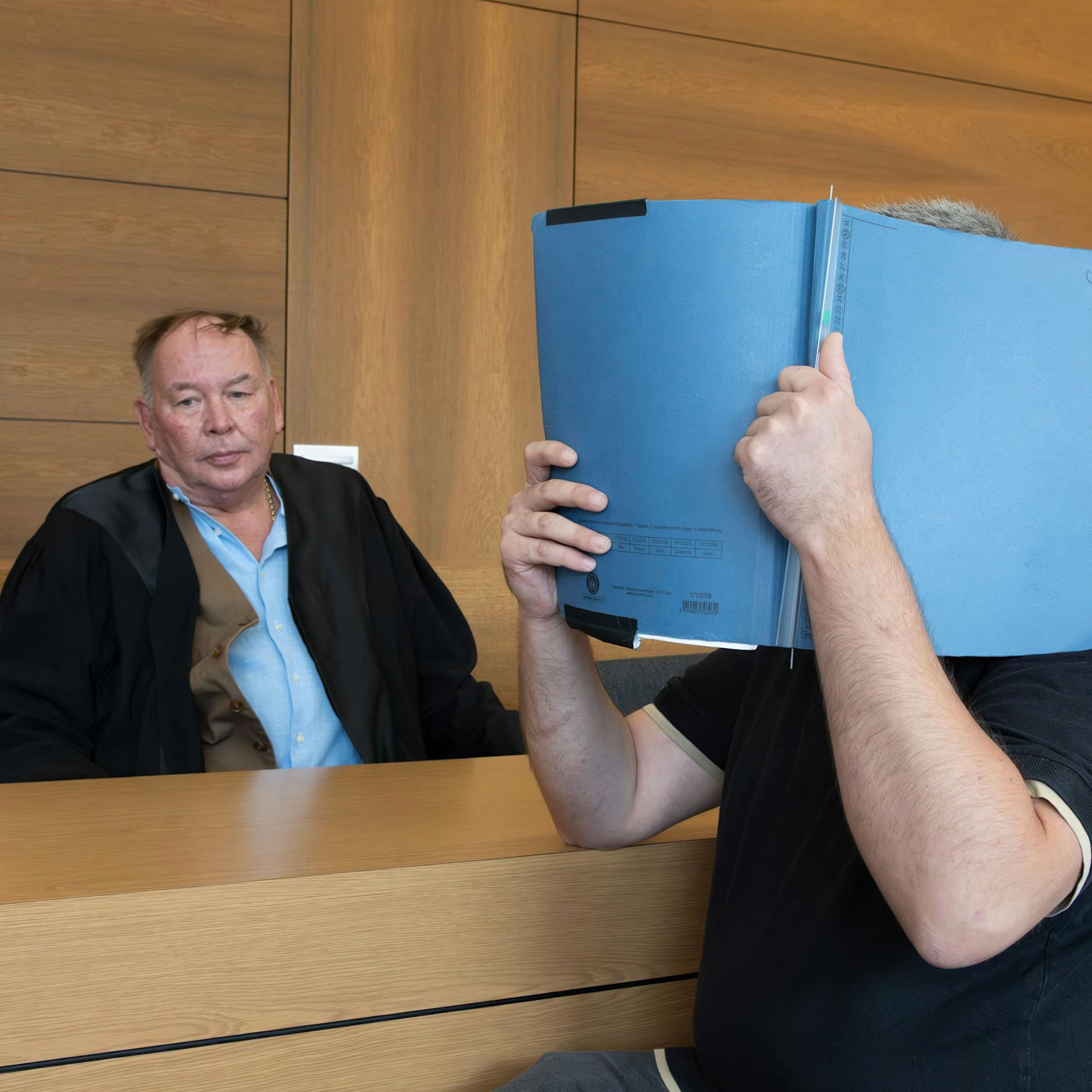 Böllerdepp: Hier sitzt ein echter Knallkopf vor Gericht!