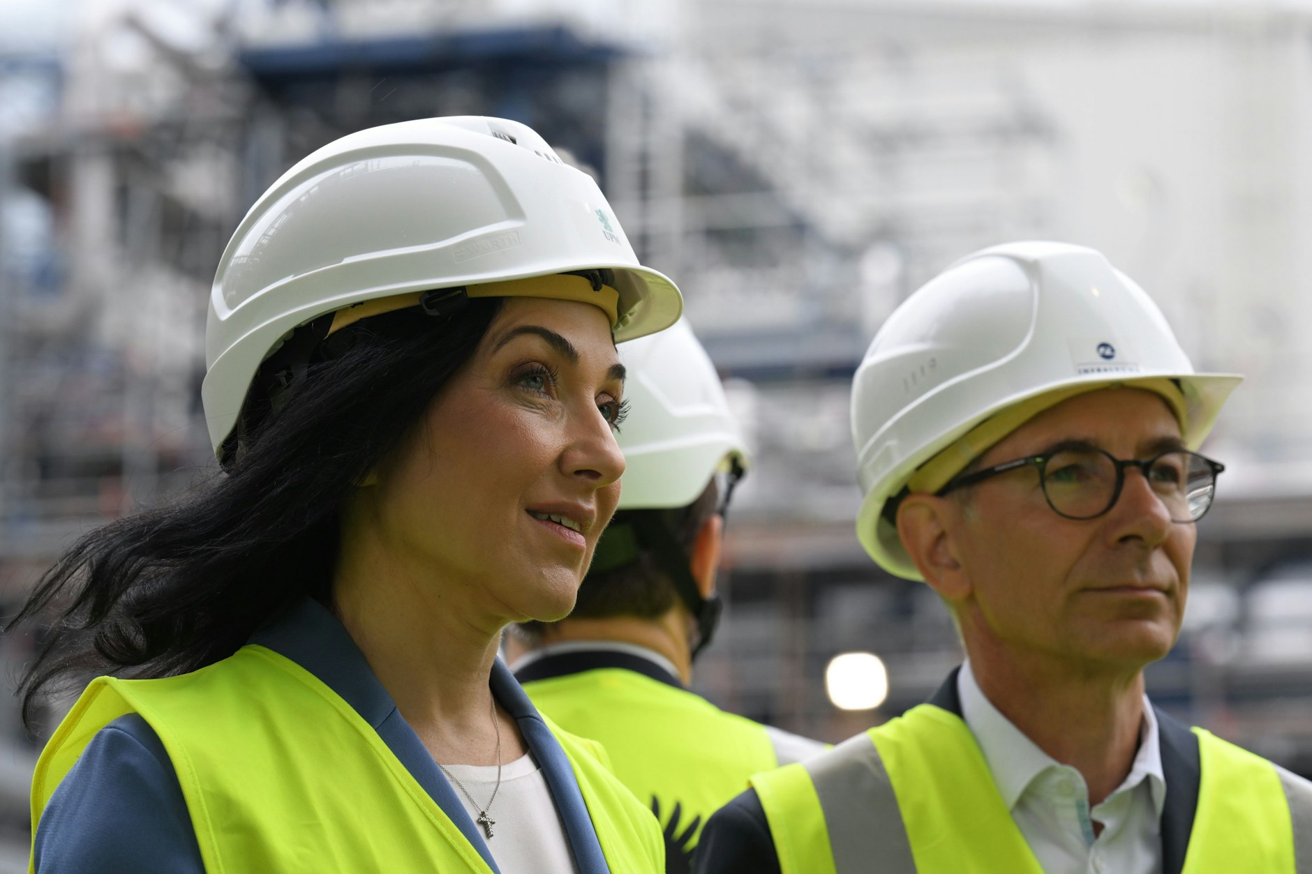 Wirtschaftsministerin Katherina Reiche und Christof Günther, Geschäftsführer der InfraLeuna GmbH, bei ihrem Besuch im Chemiepark Leuna am 28. Juli.
