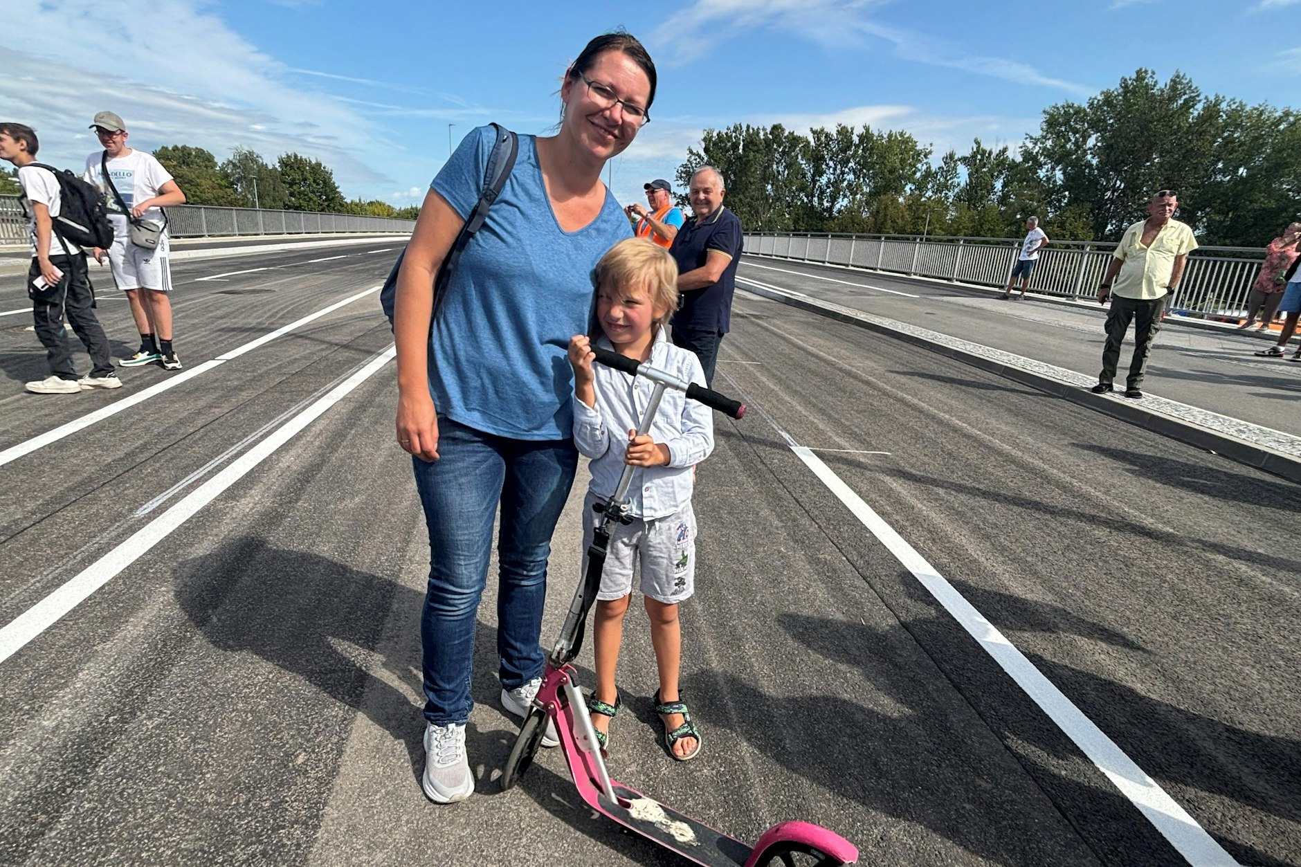 Er war am Donnerstagmittag als Erster auf der neuen Wuhletalbrücke im Nordosten Berlins unterwegs: Rollerfahrer Moritz Merz (6) wohnt mit seiner Mutter Bianca Merz in der Nähe.
