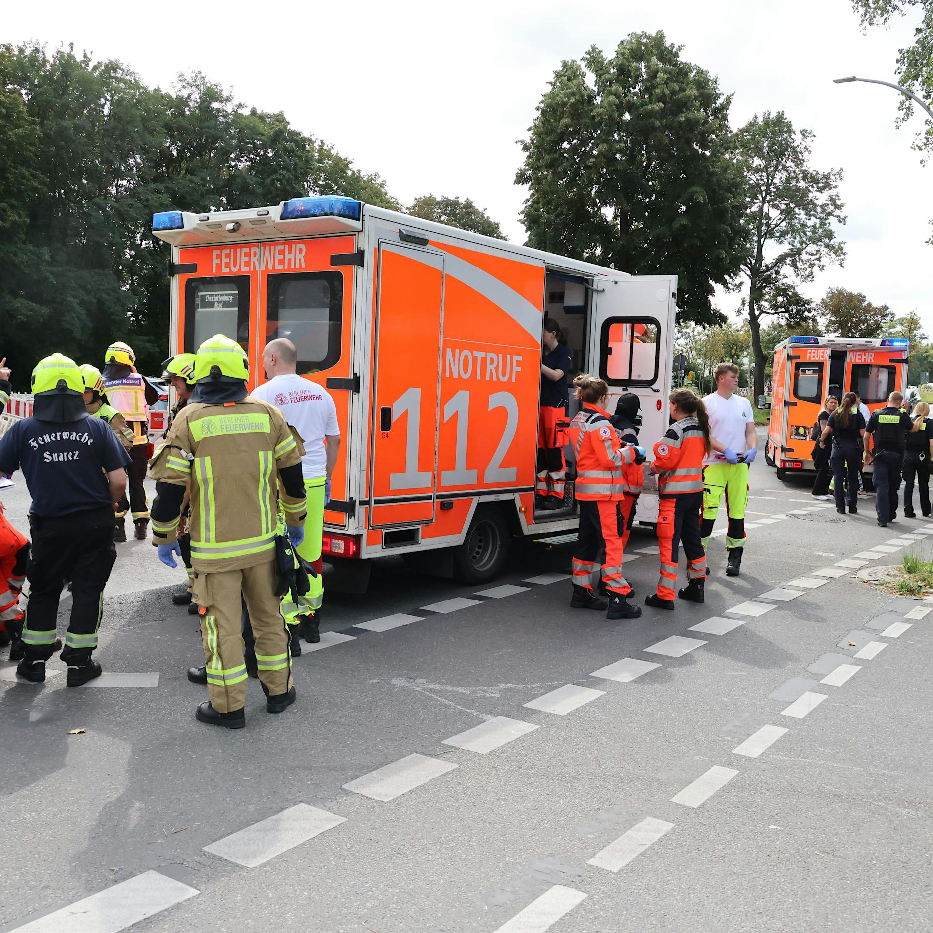 Er fuhr bei Rot: BMW fährt in Menschenmenge – mehrere Kinder verletzt