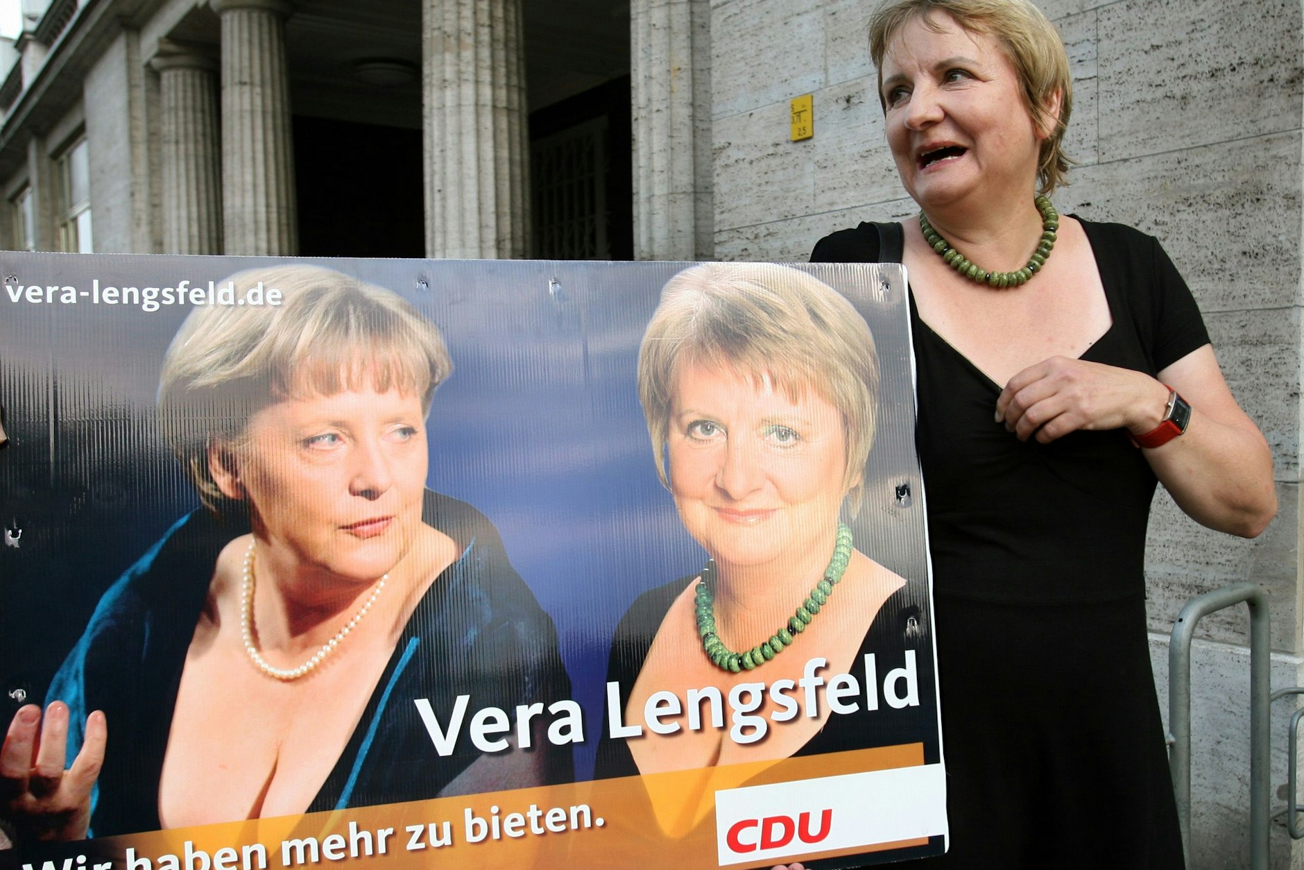 Provokation im Bundestagswahlkampf 2009 in Berlin-Kreuzberg: Die CDU-Kandidatin Vera Lengsfeld mit einer Fotomontage samt damaliger Kanzlerin und dem Spruch: „Wir haben mehr zu bieten.“ Wie man heute weiß, hatten die beiden Frauen zu diesem Zeitpunkt schon fast keinen Kontakt mehr