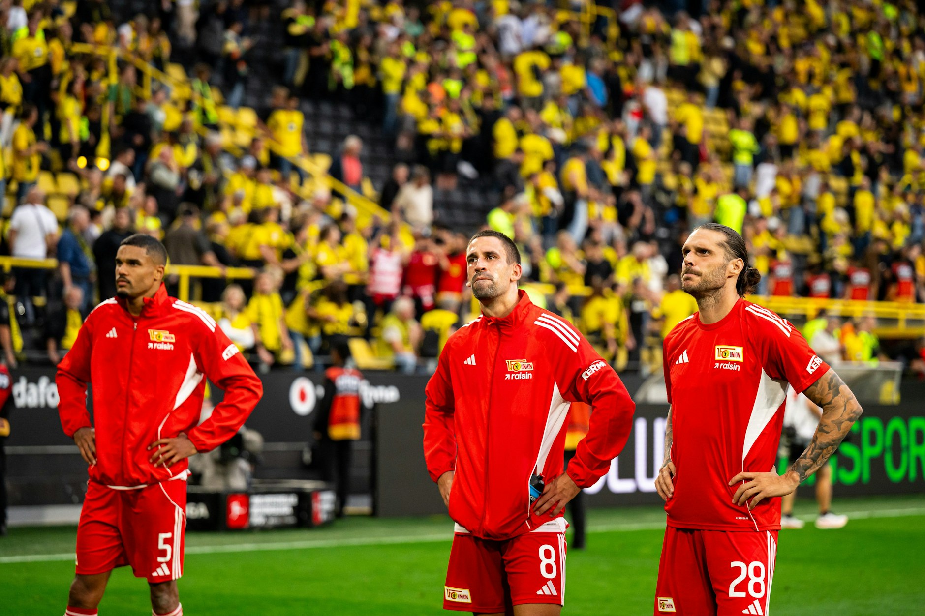 Bedröppelt schauten Danilho Doekhi, Rani Khedira und Christopher Trimmel (v.l.) nach der Niederlage des 1. FC Union Berlin bei Borussia Dortmund in Richtung der mitgereisten Fans.