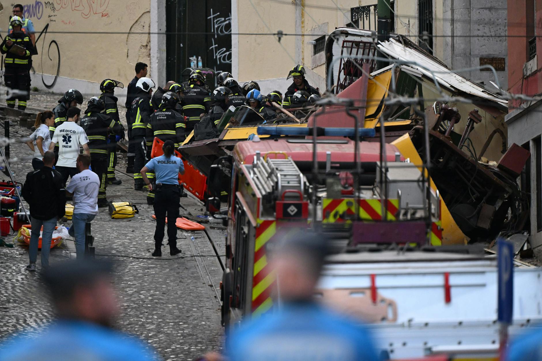 Portugal, Lissabon: Rettungskräfte arbeiten an der Stelle, an der eine Standseilbahn entgleist ist.