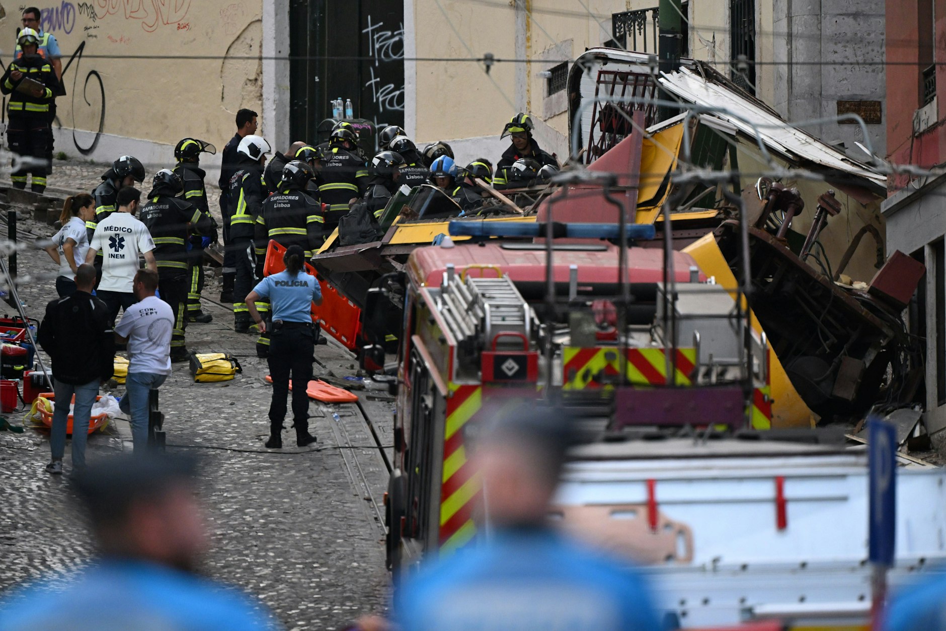 Portugal, Lissabon: Rettungskräfte arbeiten an der Stelle, an der eine Standseilbahn entgleist ist.