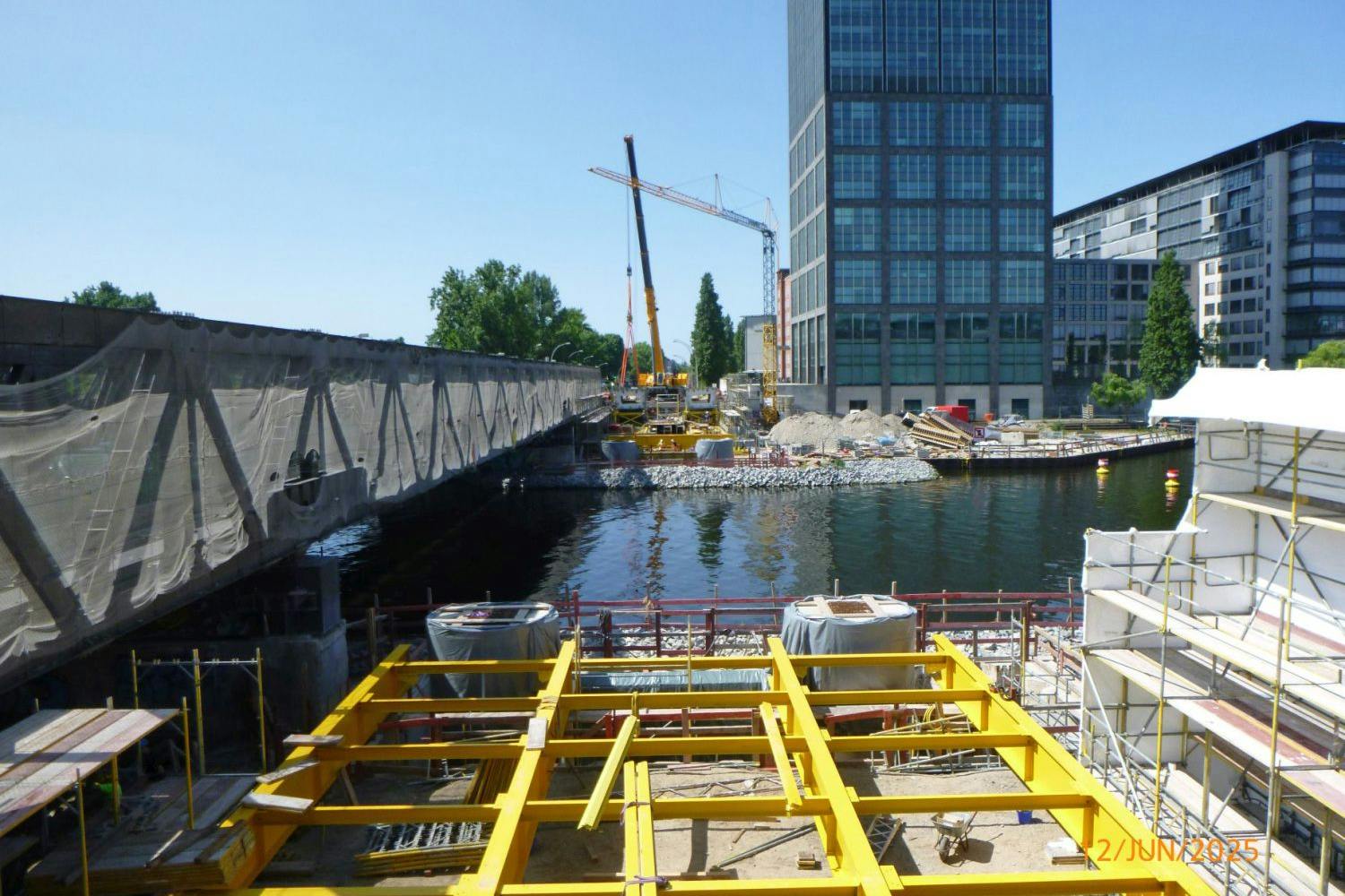 Meter um Meter wächst der erste Überbau der neuen Elsenbrücke über die Spree. Im Oktober 2025 soll der Brückenschlag stattfinden. Können hier im Dezember 2025 erstmals Autos fahren?