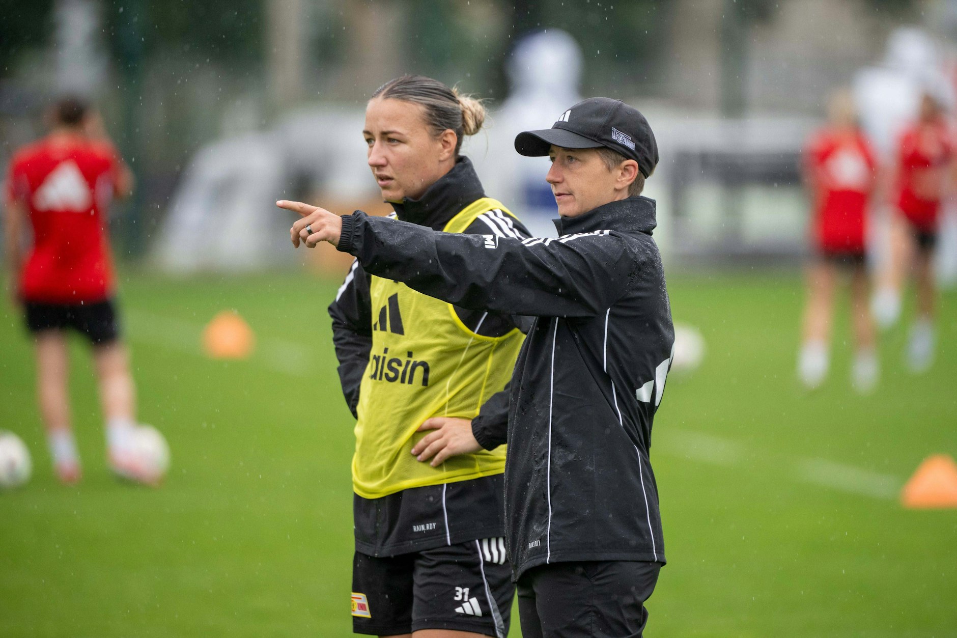 Trainerin Ailien Poese (r., im Gespräch mit Tanja Pawollek) schärfte in dieser Woche im Training noch einmal den Fokus der Frauenmannschaft des 1. FC Union Berlin.