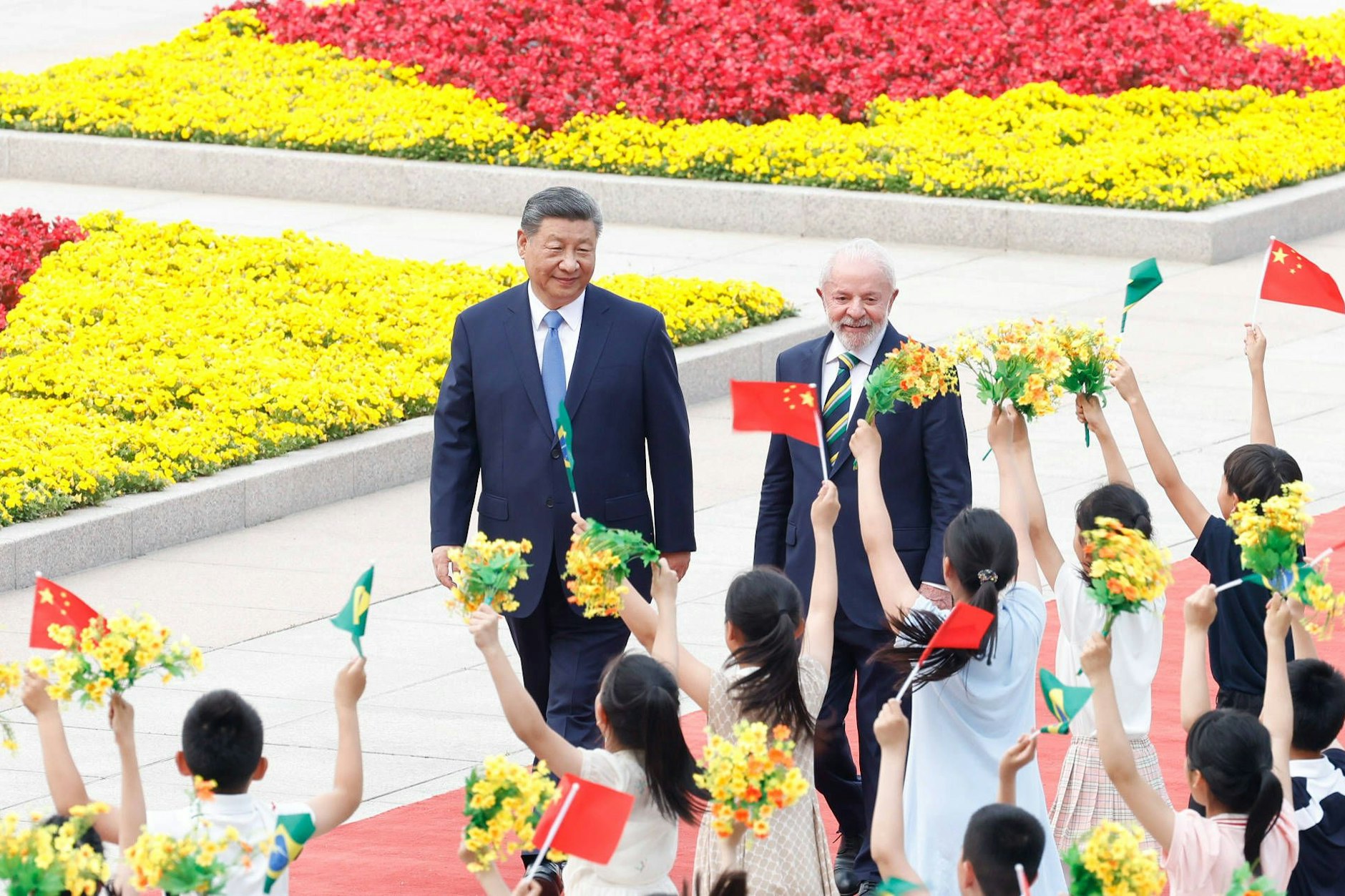 Der brasilianische Präsident Lula da Silva wurde bei seinem Amtsbesuch in China als Zeichen der Freundschaft feierlich empfangen.