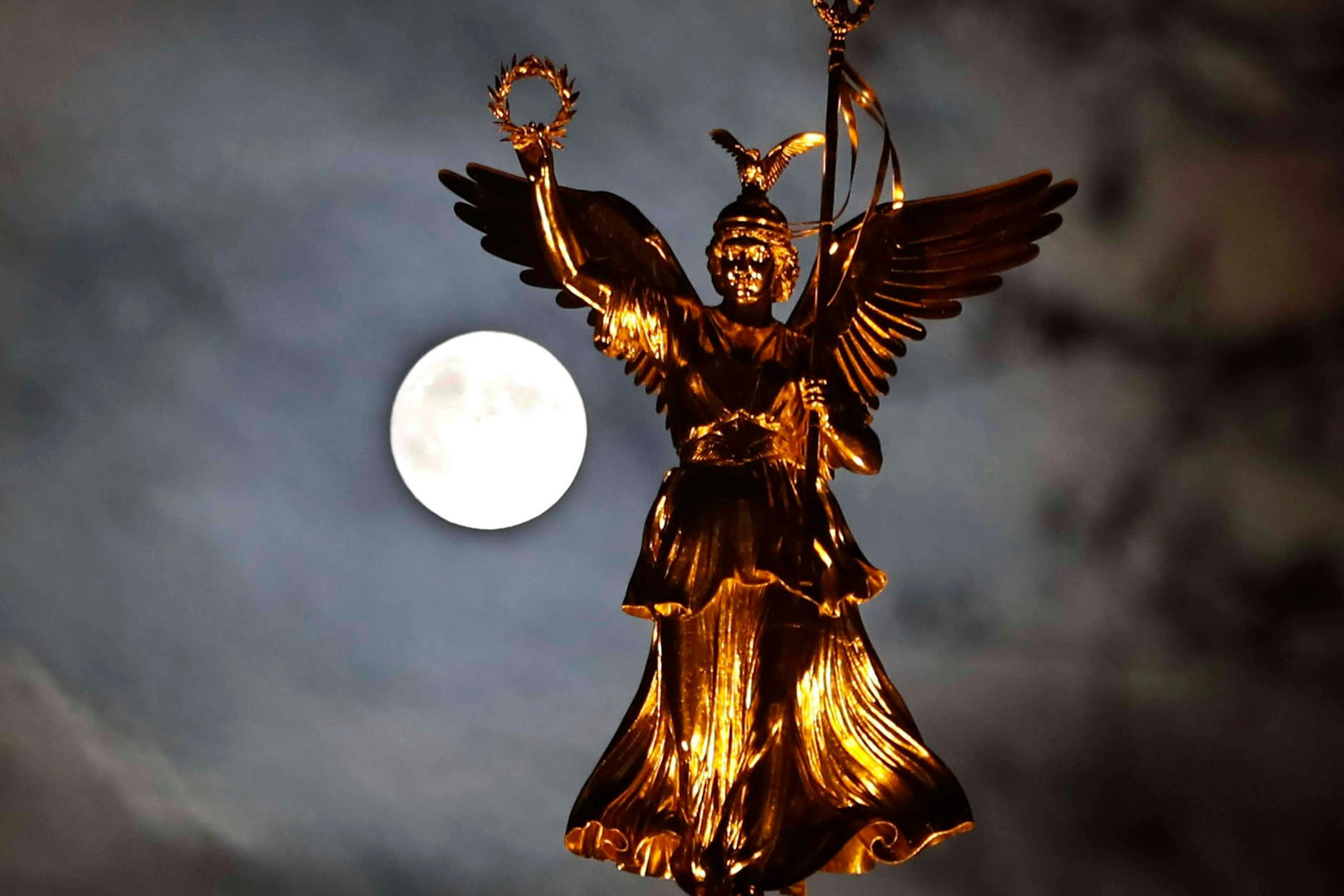 Am Sonntag erlebt Deutschland eine Mondfinsternis -auch von Berlin aus wird man bei gutem Wetter gut beobachten können, wie sich der Mond verdunkelt.