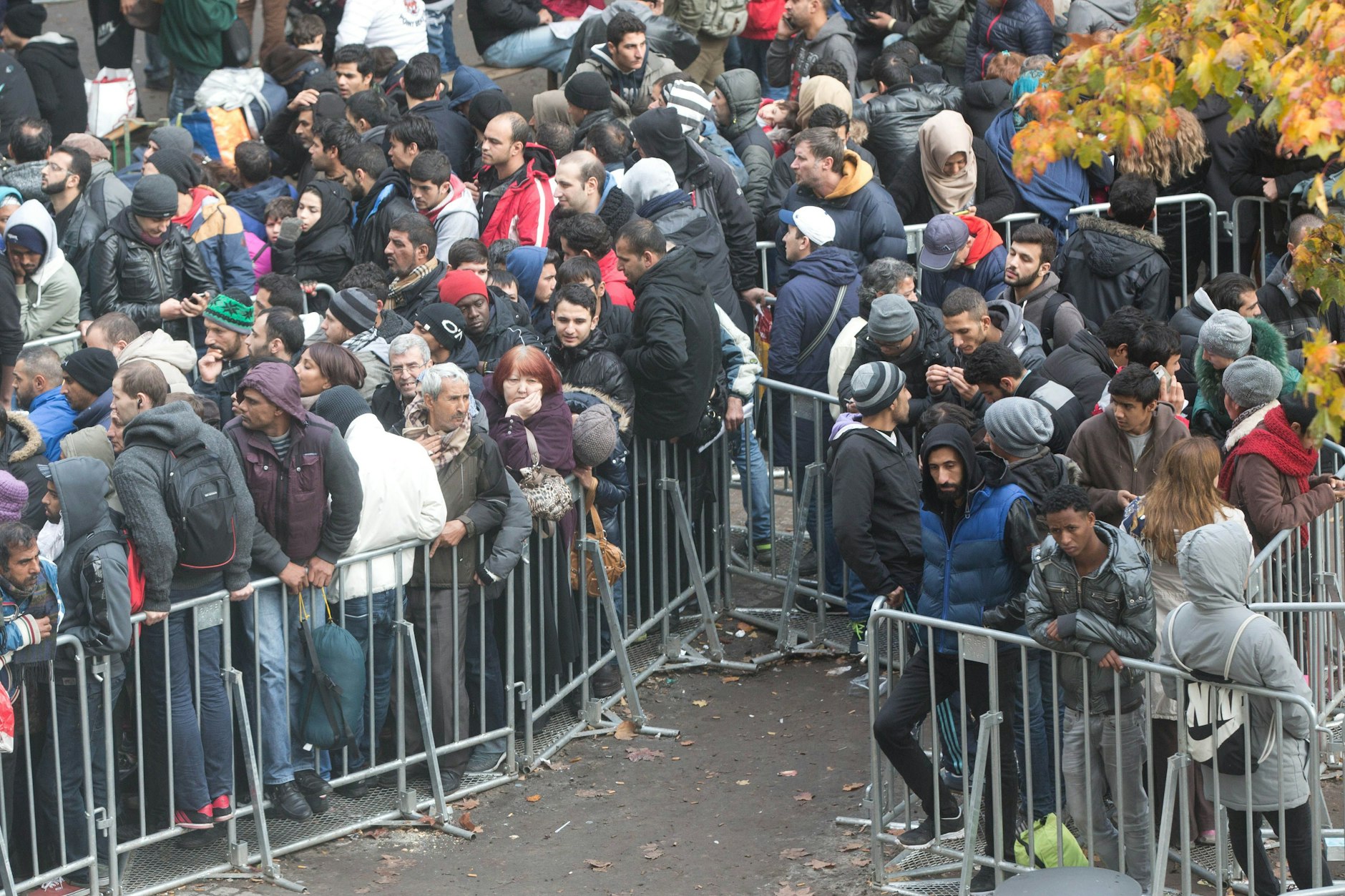 Flüchtlinge warten im Jahr 2015 in Berlin auf dem Gelände des Landesamtes für Gesundheit und Soziales (Lageso) auf die Bearbeitung ihrer Asylanträge.