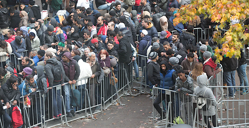 Flüchtlinge warten im Jahr 2015 in Berlin auf dem Gelände des Landesamtes für Gesundheit und Soziales (Lageso) auf die Bearbeitung ihrer Asylanträge.