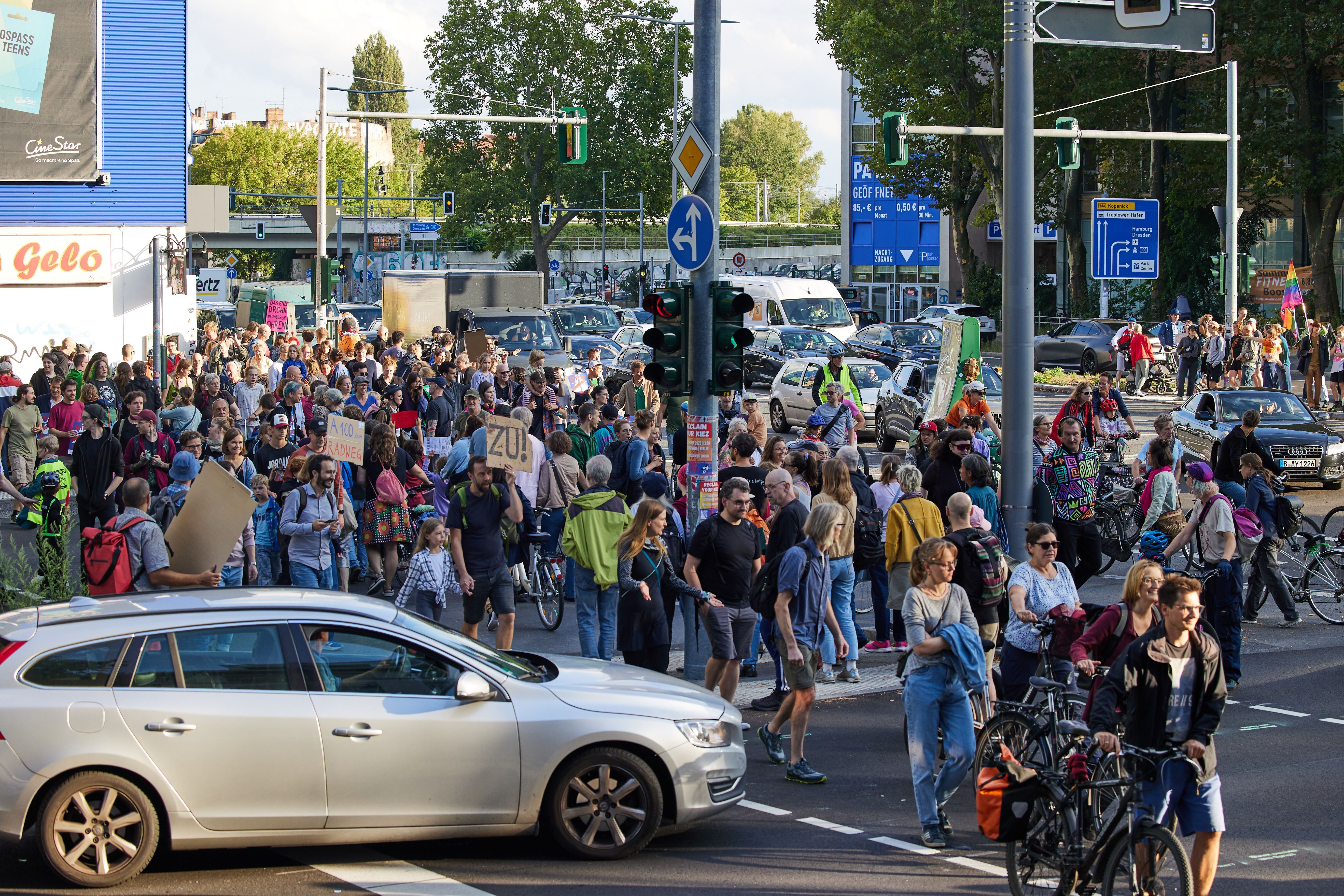 Heftige Proteste gegen A100: Autobahn-Gegner sorgen für noch mehr Stau