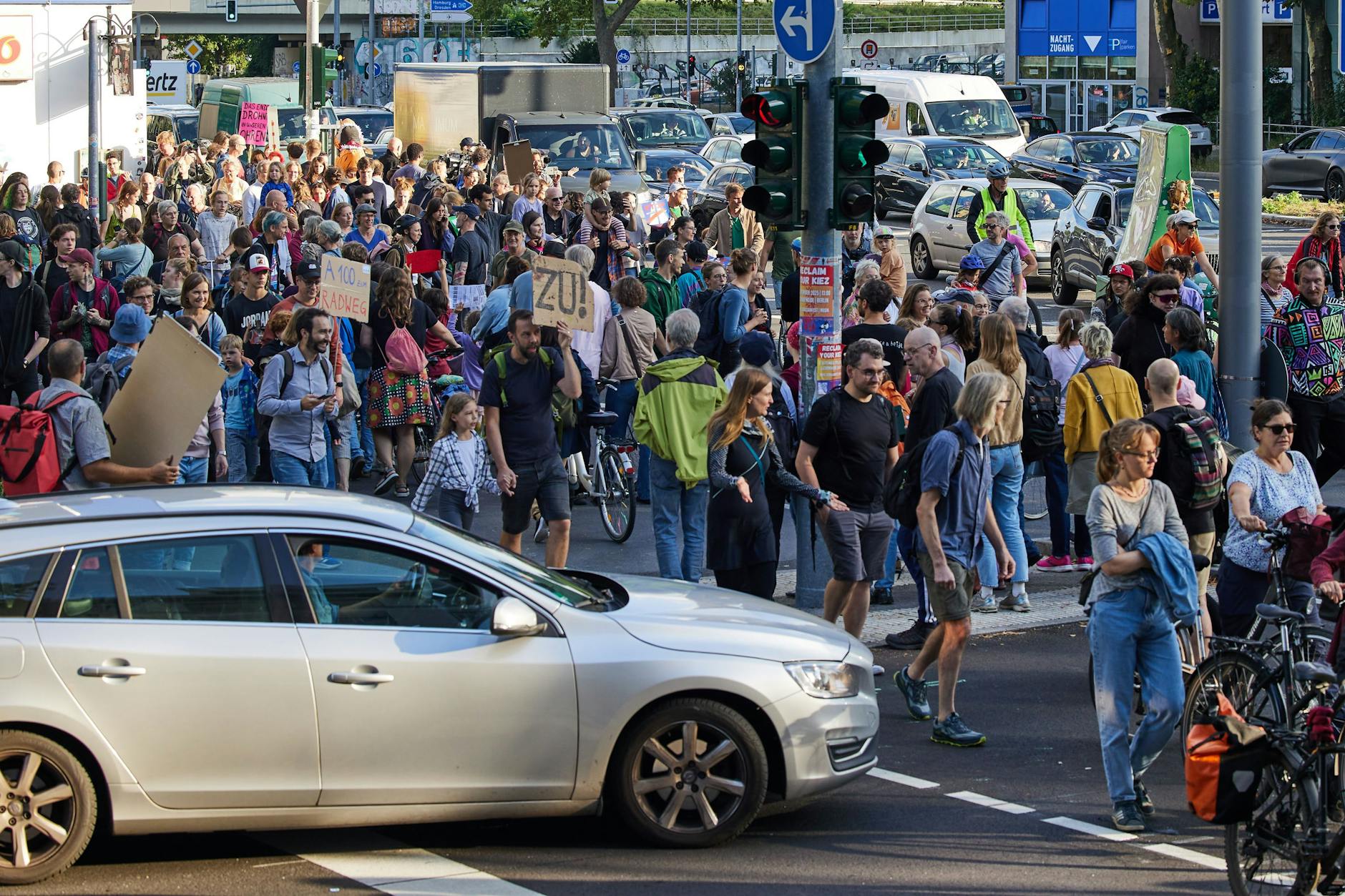 Zahlreiche Menschen protestierten am Freitagabend gegen den neu eröffneten Abschnitt der A100 und das daraus resultierende Verkehrschaos.