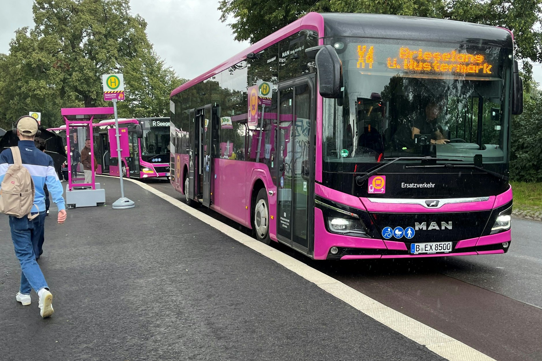 Umsteigen, bitte: Busse des Schienenersatzverkehrs (SEV) warten am Bahnhof Wustermark westlich von Berlin auf Fahrgäste. Der X4 braucht von hier mehr als drei Stunden nach Wittenberge.