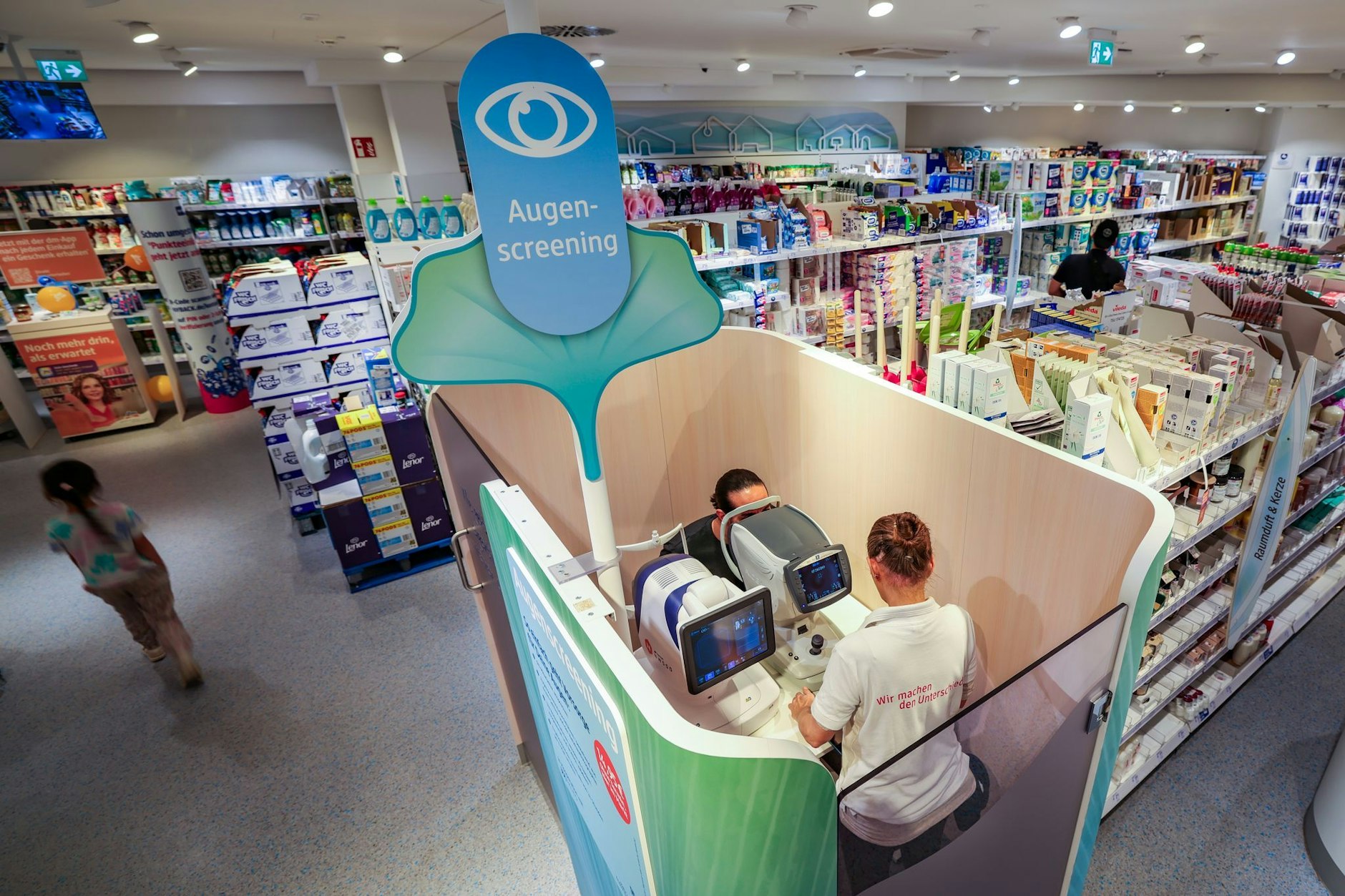 In einigen dm-Filialen, wie hier in Düsseldorf, ist für 14,95 Euro ein Augenscreening im Angebot.